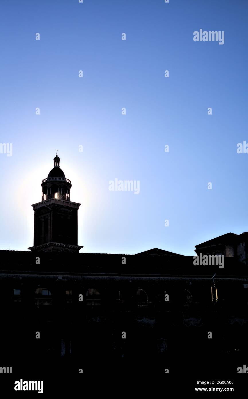Der Glockenturm wurde mittags von der Sonne beleuchtet Stockfoto