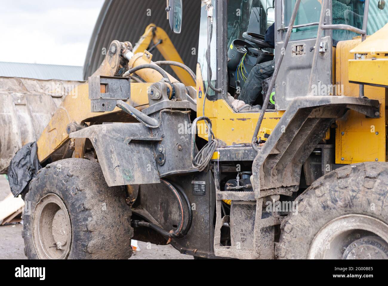 Große Planierraupe hinten und links. Schmutzige gelbe Bulldozer Nahaufnahme mit offenem Fahrerhaus. Stockfoto