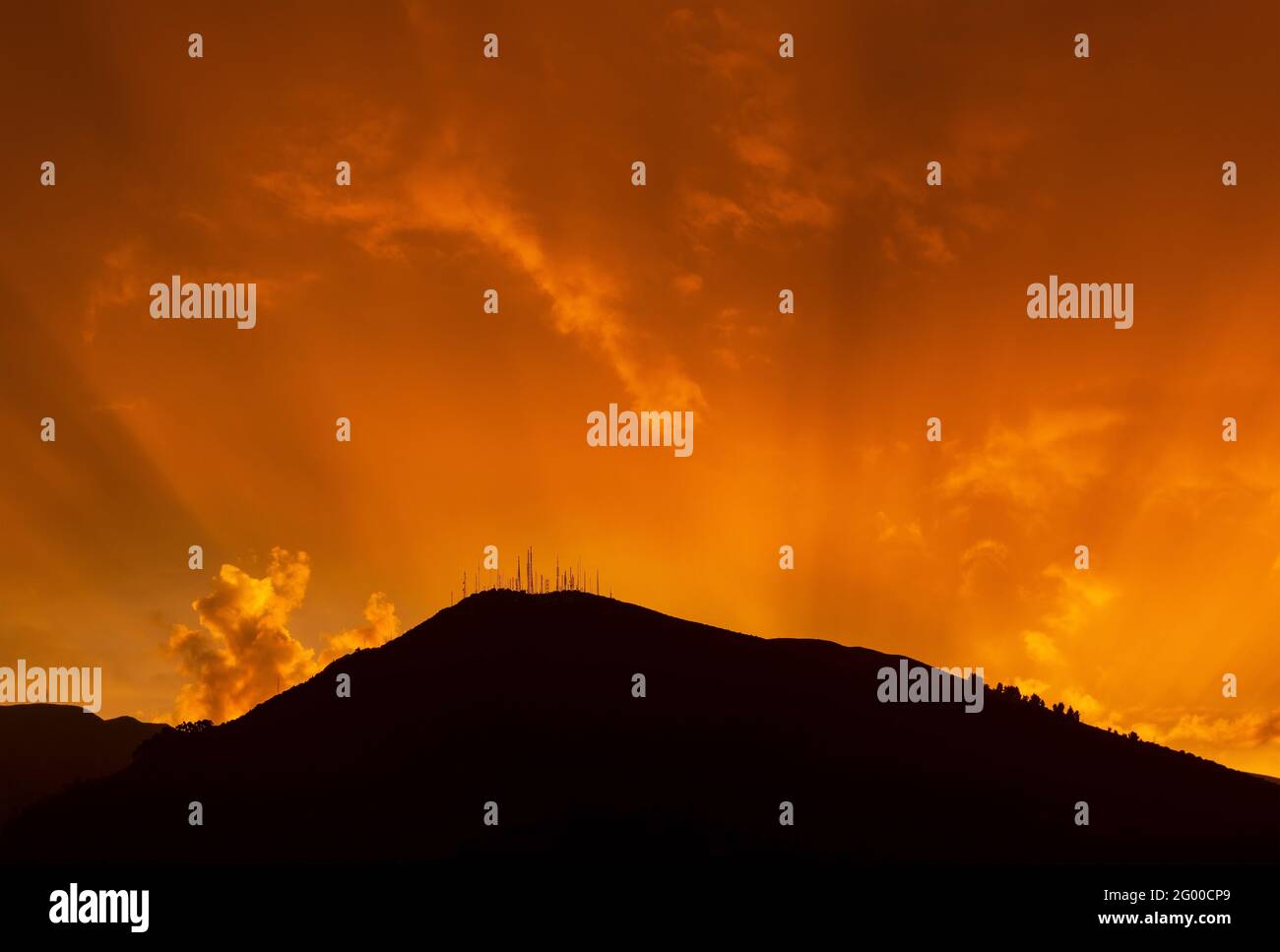 Apokalyptische rote Sonnenstrahlen Sonnenuntergang, Pichincha Vulkan, Quito, Ecuador. Stockfoto