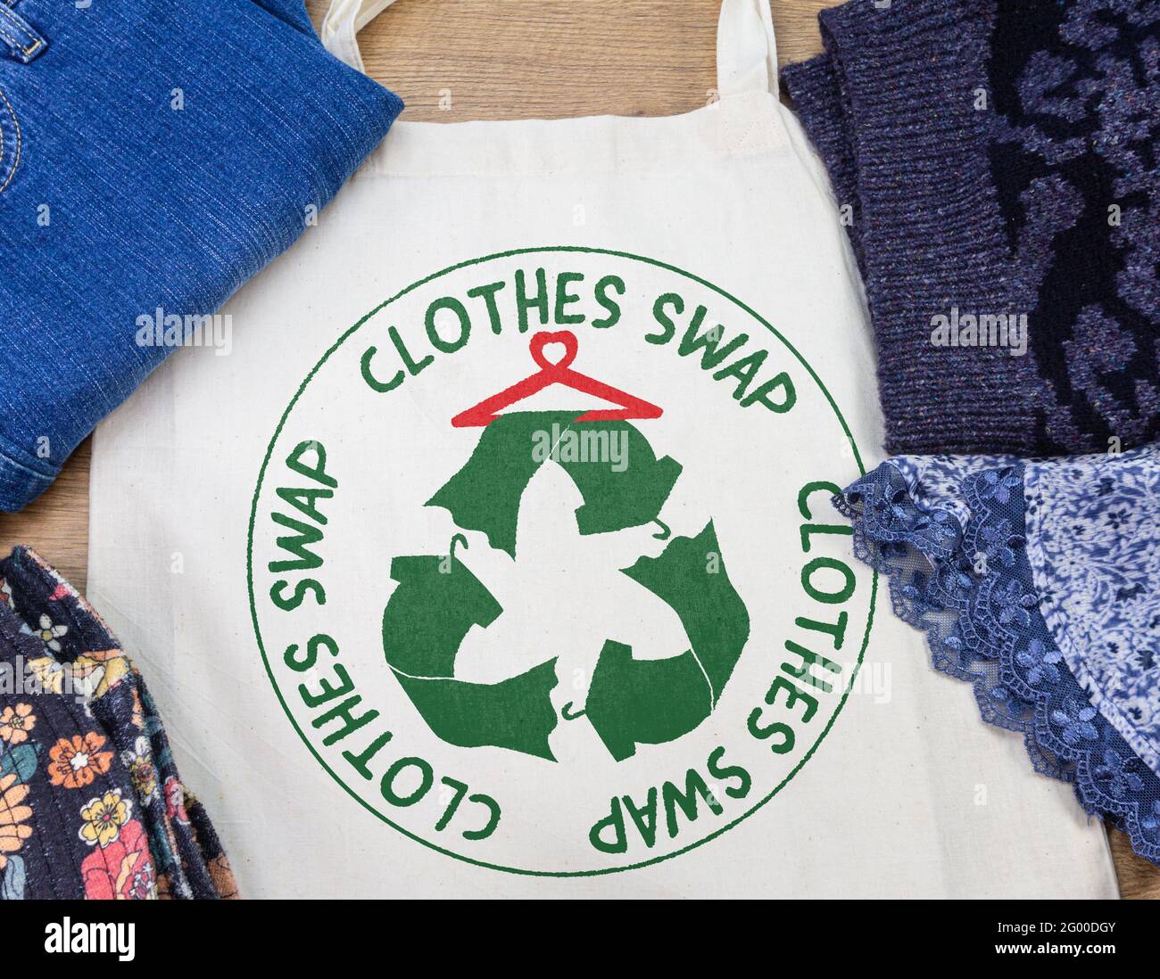 Wäschewechsel rund auf wiederverwendbare Tasche gedruckt mit Kleidung auf Kleidung Swap Party, nachhaltige Mode Stockfoto
