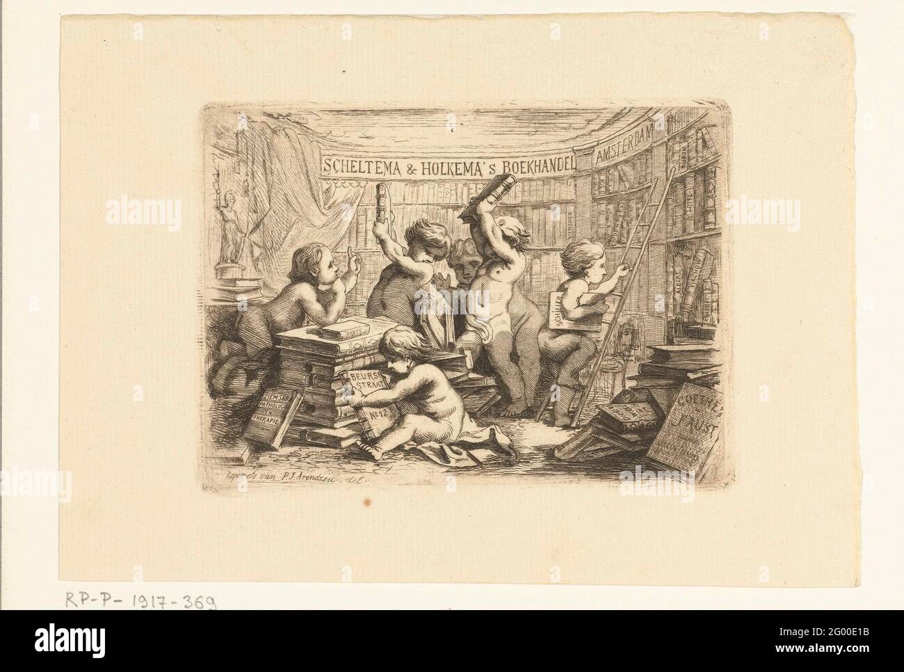 Visitenkarte für Boekhandel Scheltema und Holkema. Sechs Putti, die in einer Buchhandlung spielen. Der Name des Ladens ist auf dem oberen Teil der Bücherregale, die Adresse des Ladens auf dem Band eines Buches. Stockfoto