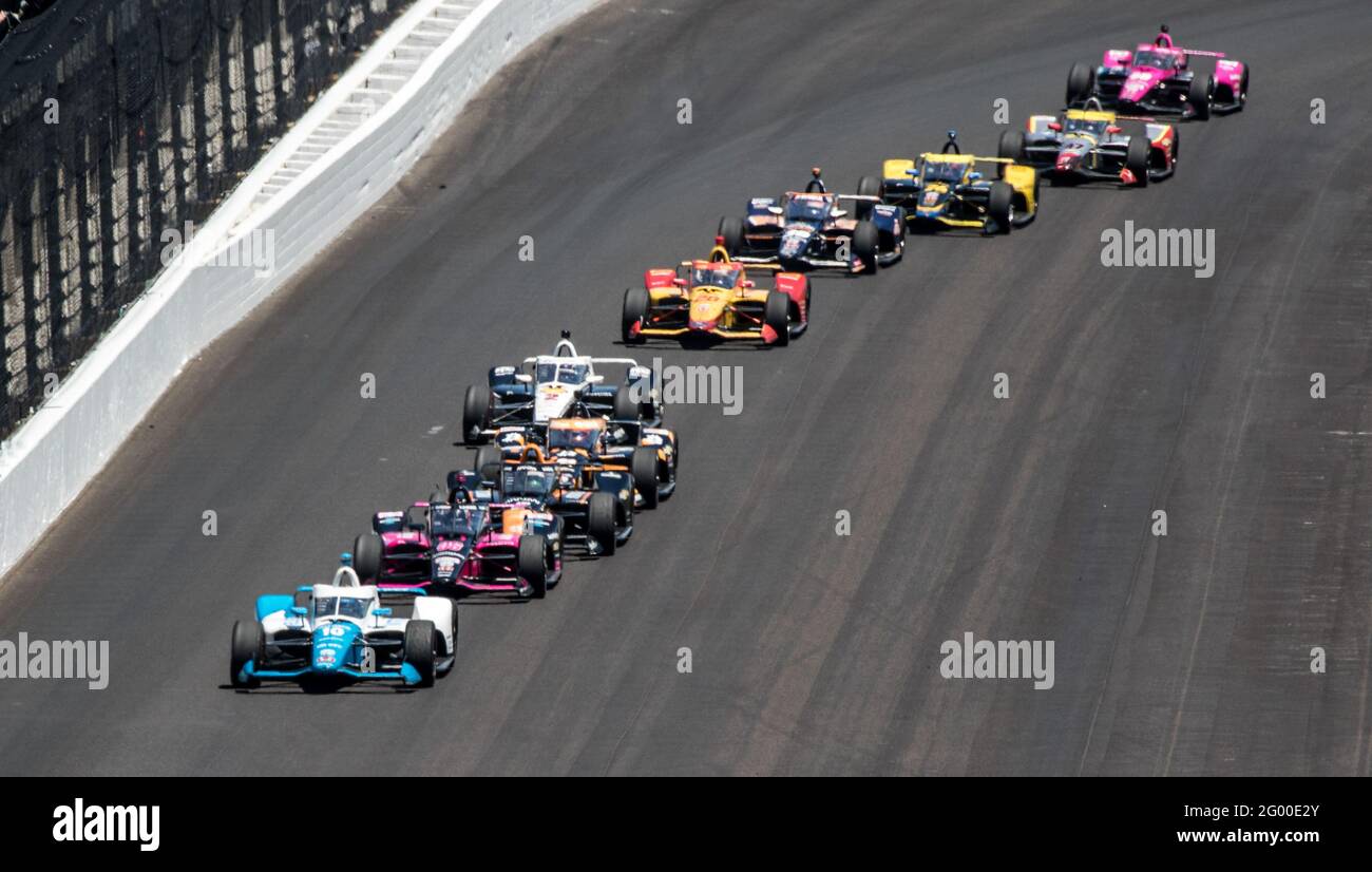 Indianapolis, Usa. Mai 2021. Alex Palou (10) führt den späteren Sieger Helio Castroneves (06) während der Indianapolis 500 2021 am Sonntag, den 30. Mai 2021 in Indianapolis, Indiana, durch die North Chute. Foto von Edwin Locke/UPI Credit: UPI/Alamy Live News Stockfoto