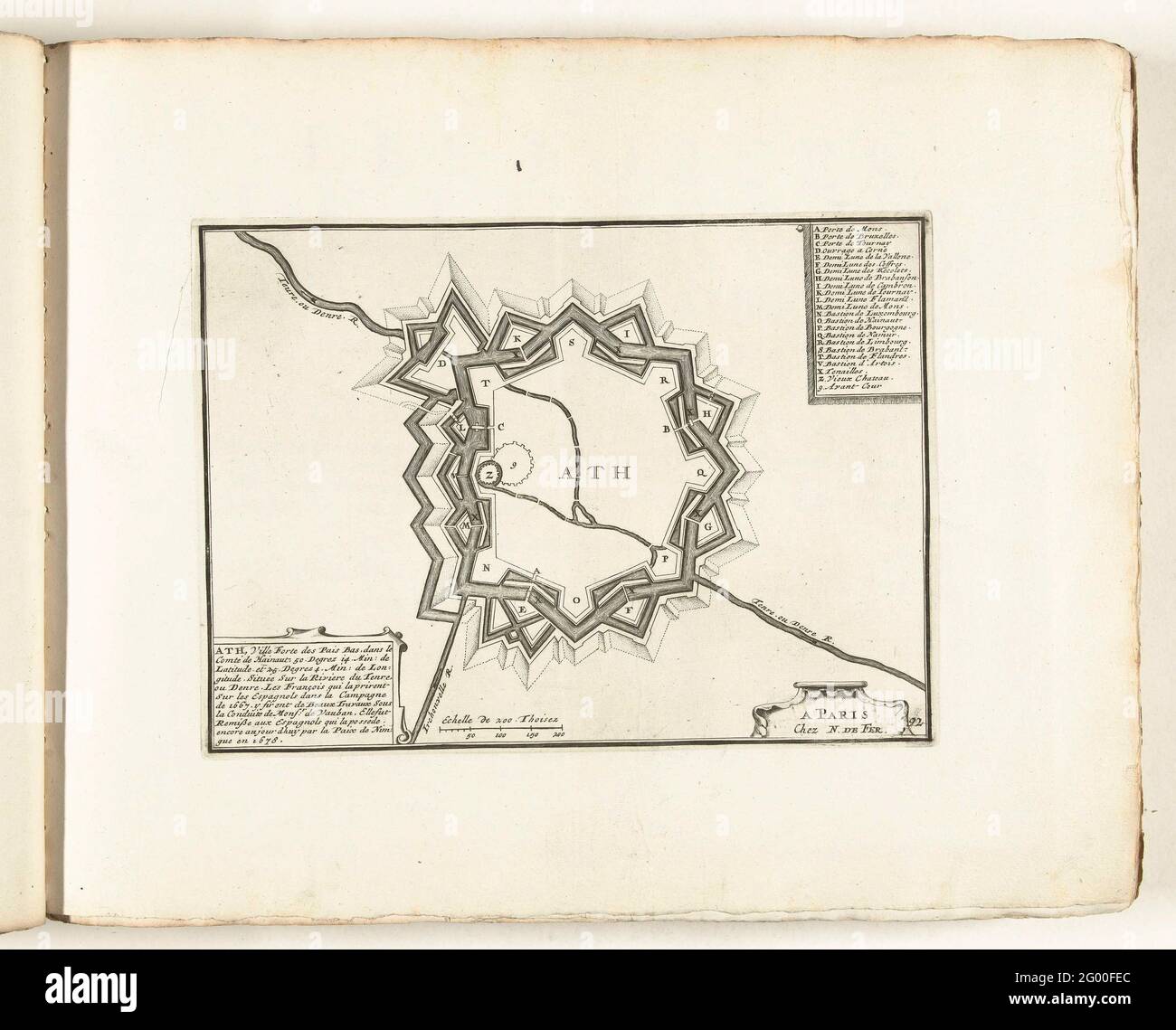 ATH-Karte, ca. 1702; Ath, Ville Forte des Pais Bas, Tanz Le Comté de Hennegau (...); Les Forces de l'Europe, Asie, Afrique et Amerique, Ou Beschreibung des Principales Villes Avec Leurs Fortifications. Dessignées PAR LES MEILLEURS Ingenieure, private Party Celles Qui sont Sous La Domination de la France (...) Et Ornées the plusieurs Superbes Edifes. Karte der Verstärkungen der Stadt Ath im Hennegau. Tafel Nr. 92 im Bild im Kontext von insgesamt 276 nummerierten Tafeln namhafter starker Städte und Festungen im Kontext des Spanischen Erbfolgekrieges. In den meisten Teilen, diese Platten Stockfoto