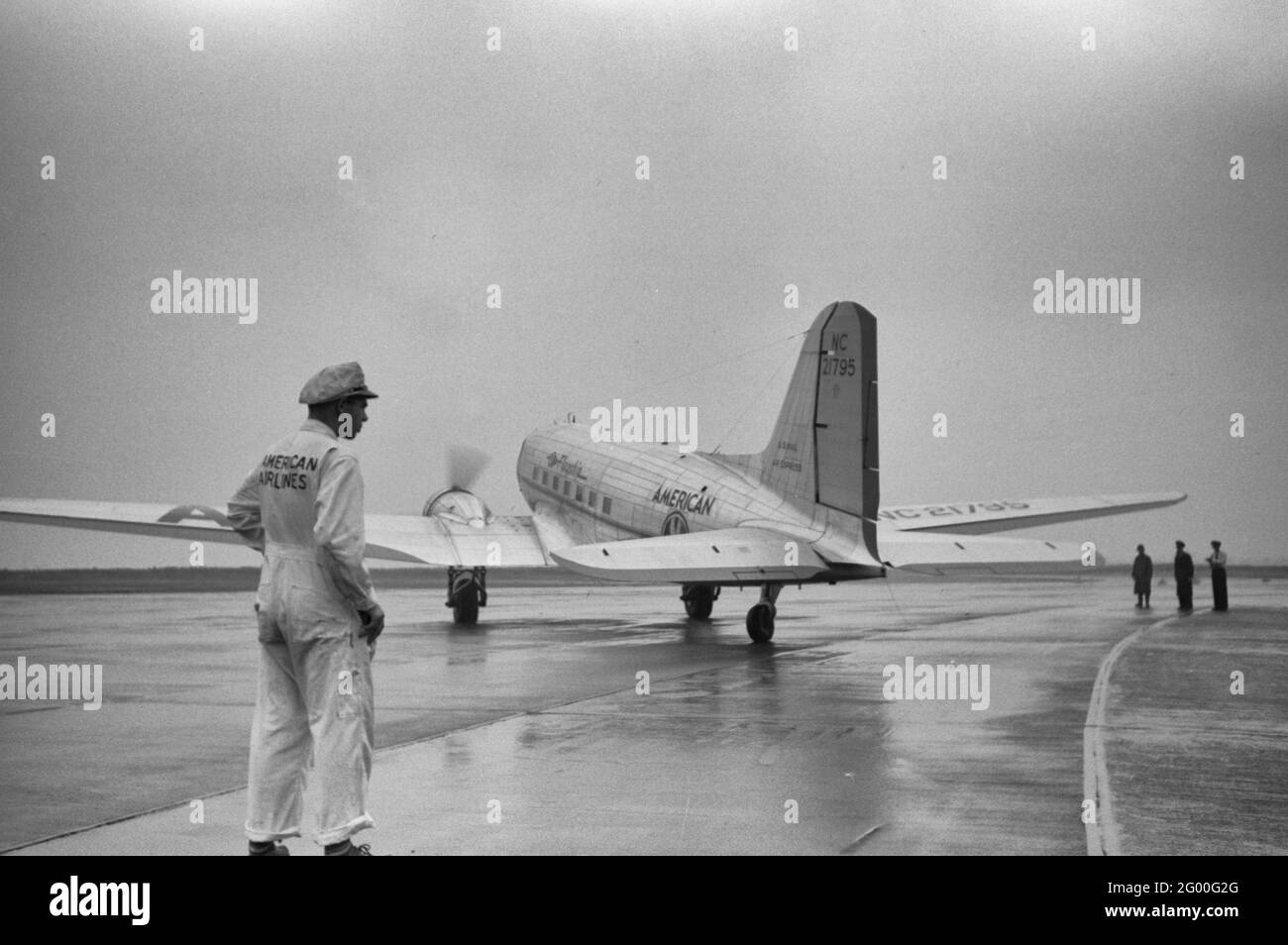 Ein Flugzeug, das an einem regnerischen Tag auf dem städtischen Flughafen in Washington, DC, im Juli 1941 auf die Hauptbahn rollt Stockfoto