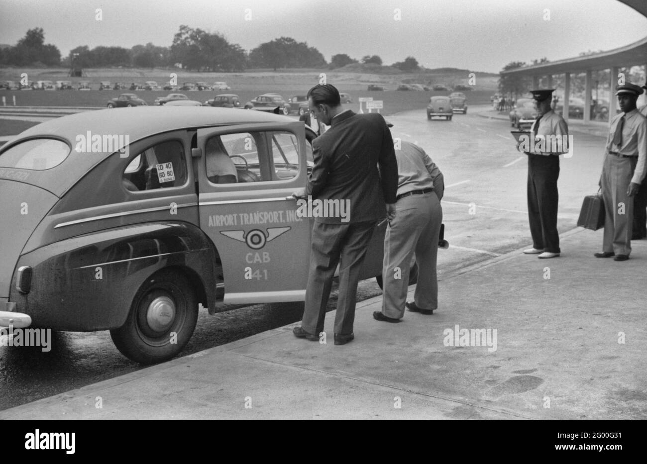 Taxistab vor dem städtischen Flughafen in Washington, DC, Juli 1941 Stockfoto