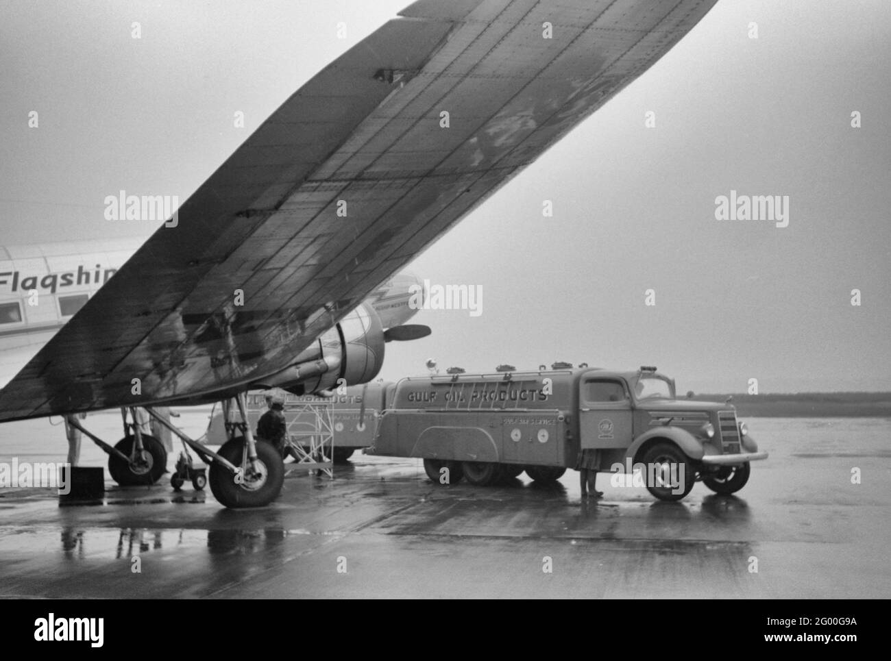 Tanken eines Flugzeugs an einem regnerischen Tag, Washington, DC Municipal Airport Stockfoto