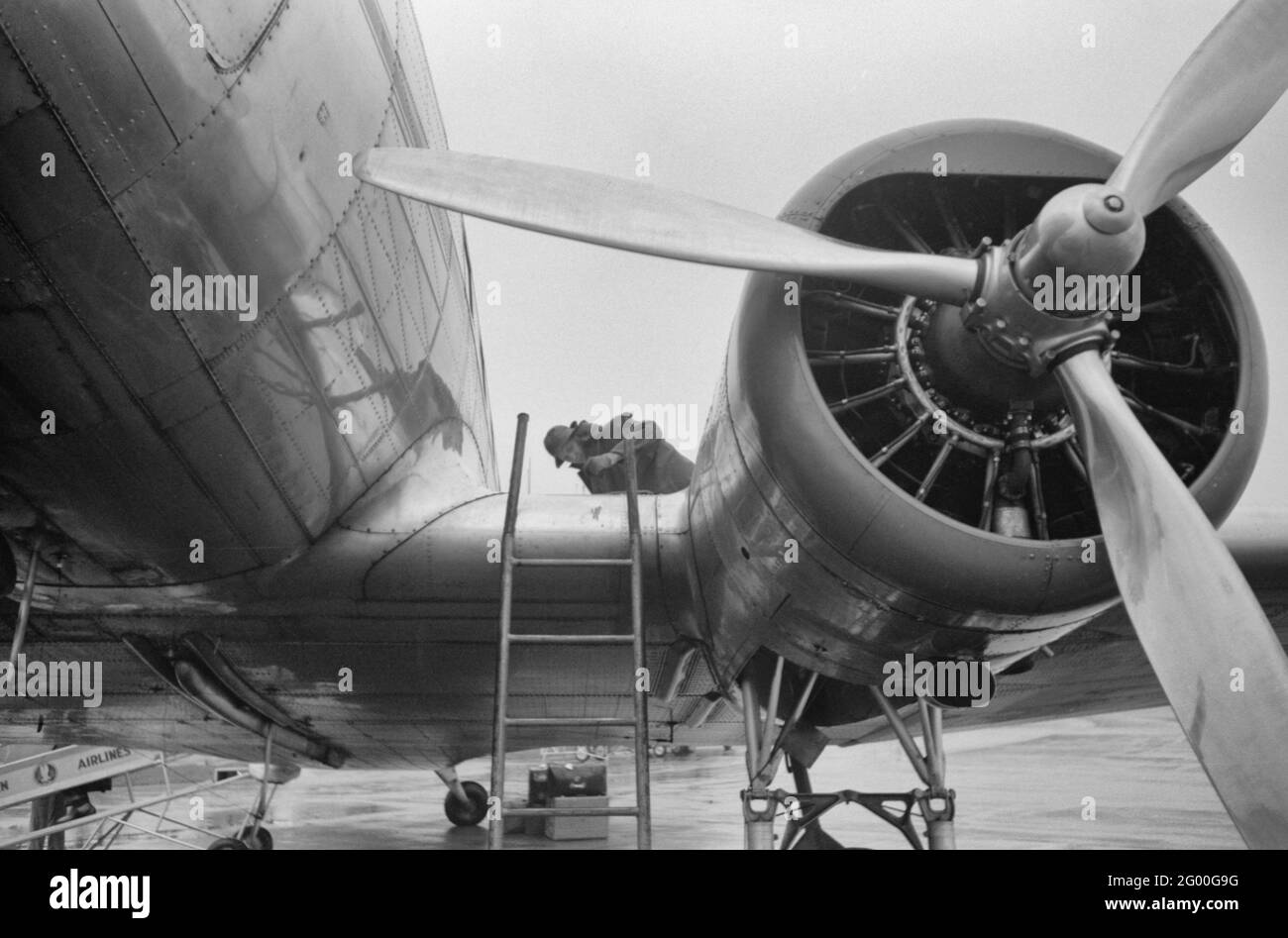 Überprüfung des Kraftstoffs in einem Flugzeug auf dem städtischen Flughafen an einem regnerischen Tag, Washington, DC, Juli 1941 Stockfoto