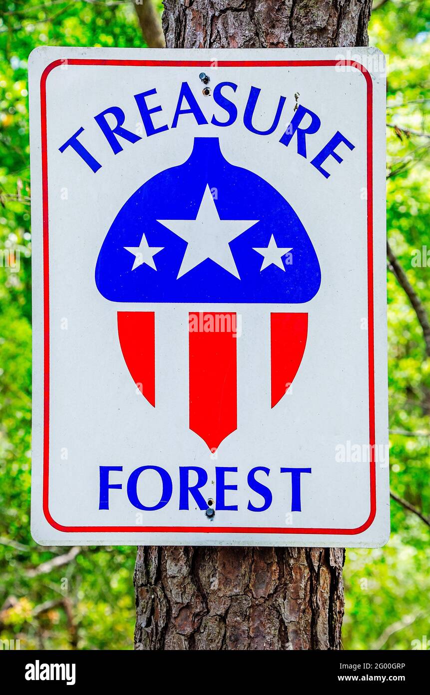 Ein Schild zeigt, dass Weeks Bay Reserve von der Alabama Forestry Commission, 27. Mai 2021, in Fairhope, Alabama, als Alabama Treasure Forest bezeichnet wird. Stockfoto