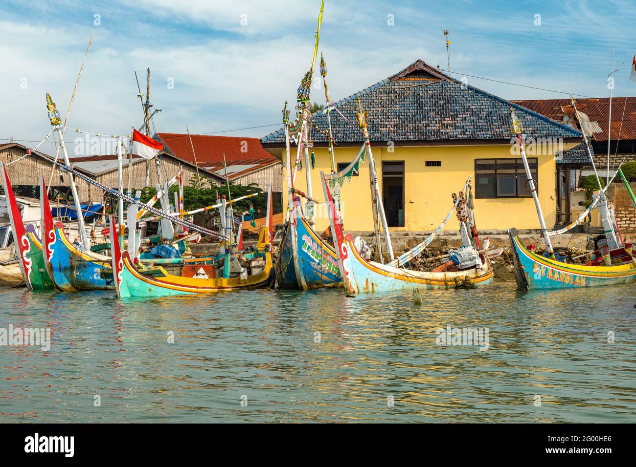 Bunte Boote im Hafen, Sumenep, Madura, Indonesien Stockfoto