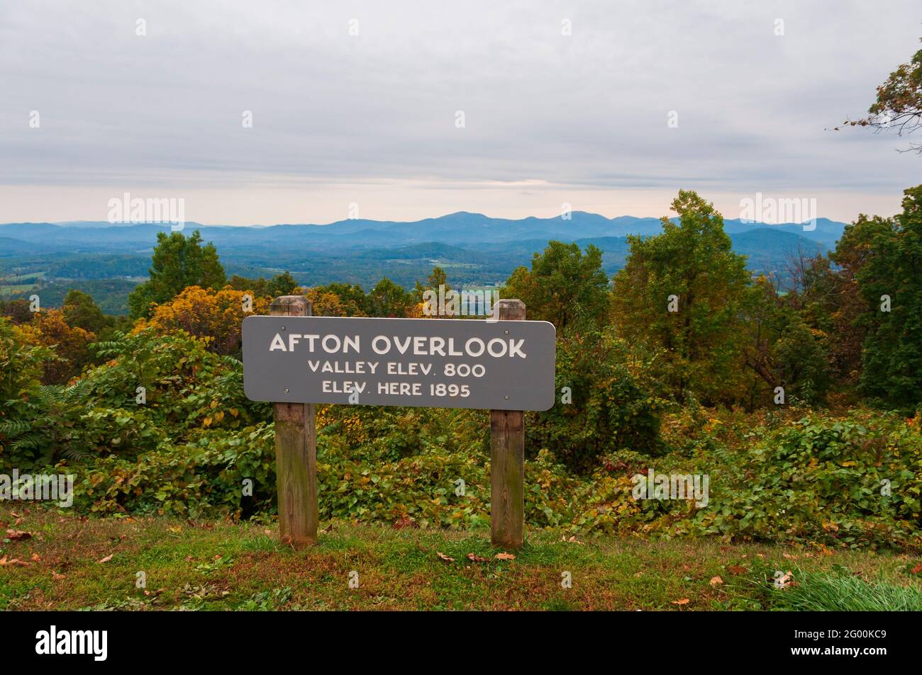 Afton Overlook in den Blue Ridge Mountains, oder Blue Ridge Parkway, Teil der Appalachischen Bergkette in der Nähe von Afton Virginia, USA. Stockfoto