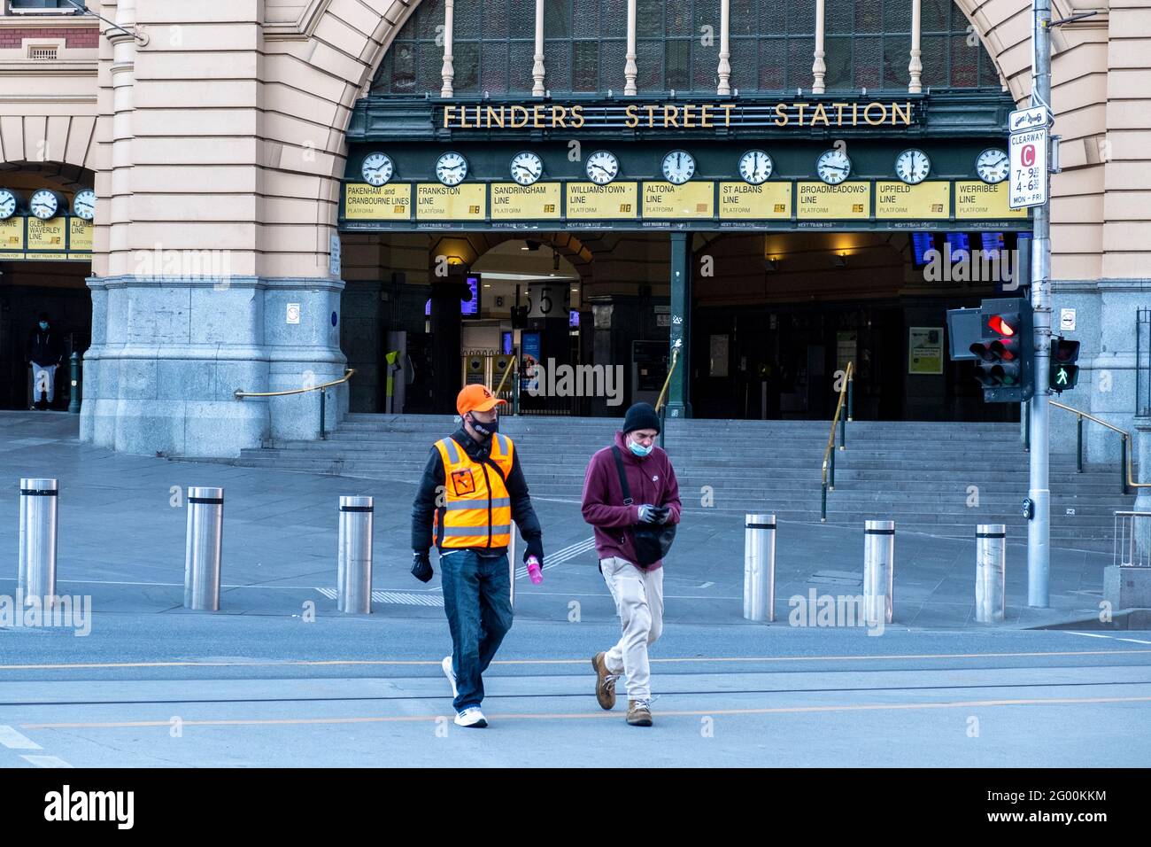 Die Straßen um die Flinders Street Station sind während der letzten Coronavirus-Sperre leer. Stockfoto