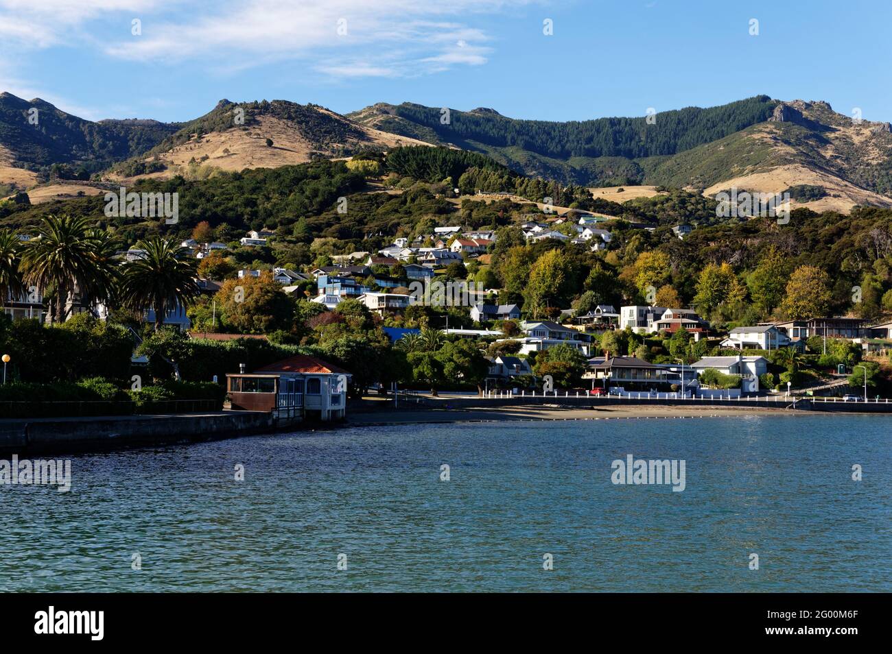 Die Stadt Akaroa auf der Banks Peninsula, Südinsel, Neuseeland Stockfoto