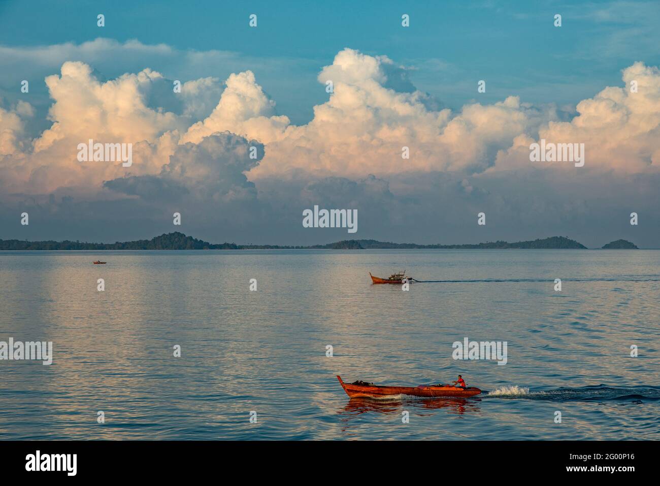 Morgenwolken über Pulau Penuba, Indonesien Stockfoto