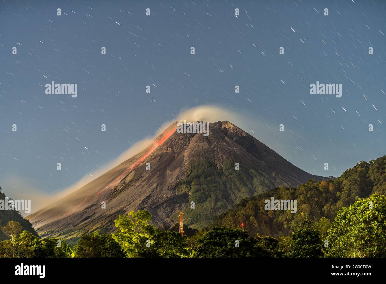 Ein Blick auf den Lavastrom vom Merapi-Vulkan aus dem Dorf Kaliurang am 24. April 2021 in der Provinz Yogyakarta, Indonesien. Stockfoto