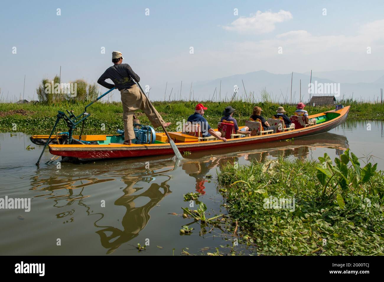 Touristischen Boot Bootsmann Rudern am Inle-See, Myanmar Stockfoto