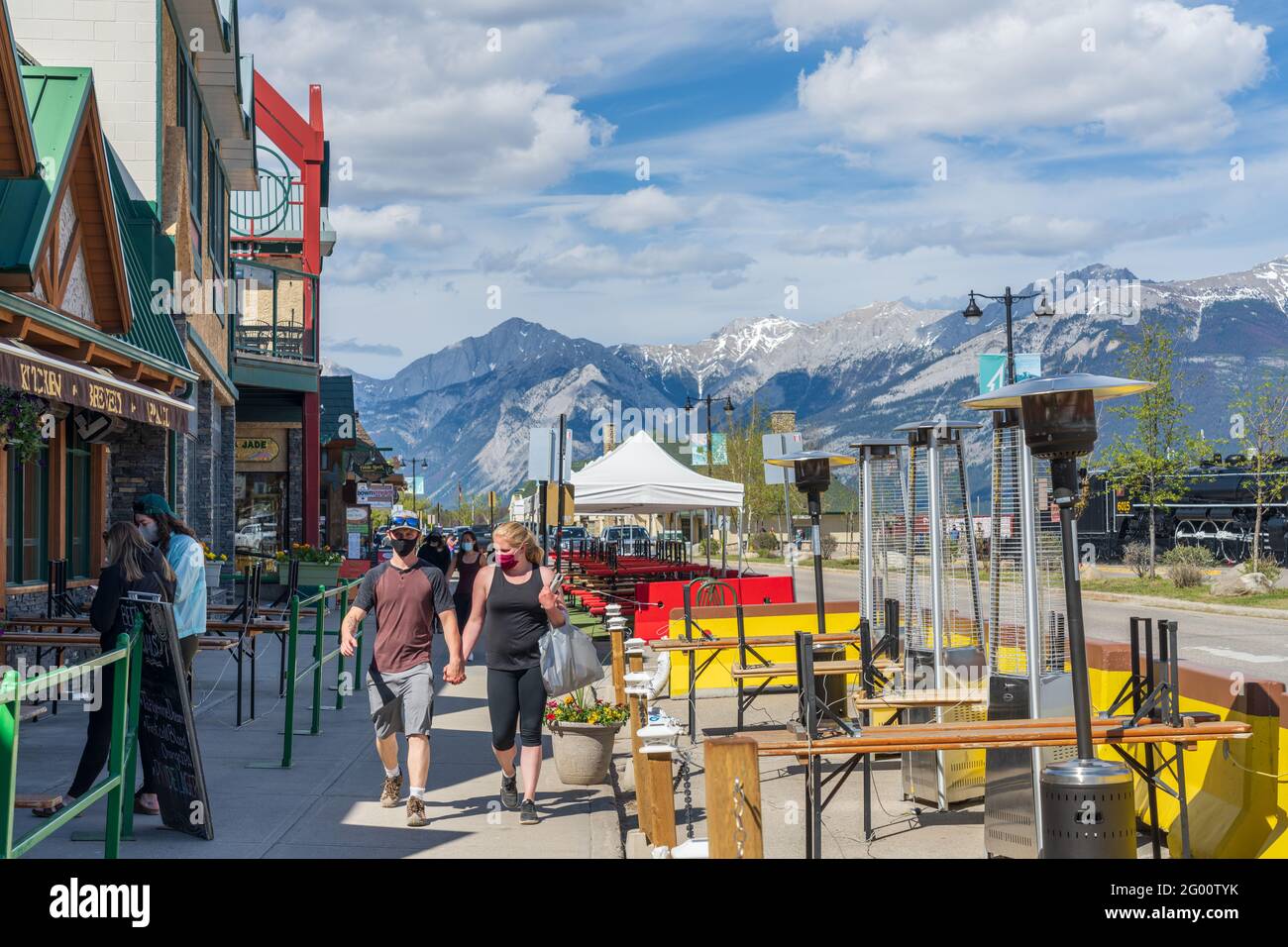 Blick auf die Straße von Town Jasper in der Sommersaison während der Pandemie des 20. September tragen Menschen Gesichtsmasken. Jasper, Alberta, Kanada. Stockfoto