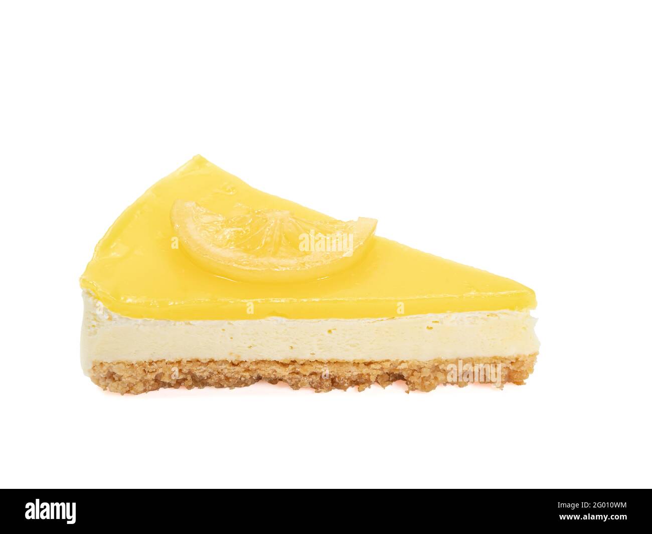 Zitronenkäsekuchen, eine Nahaufnahme der hausgemachten, in Scheiben geschnittenen Käsekuchen-Bäckerei, isoliert auf weißem Hintergrund. Stockfoto