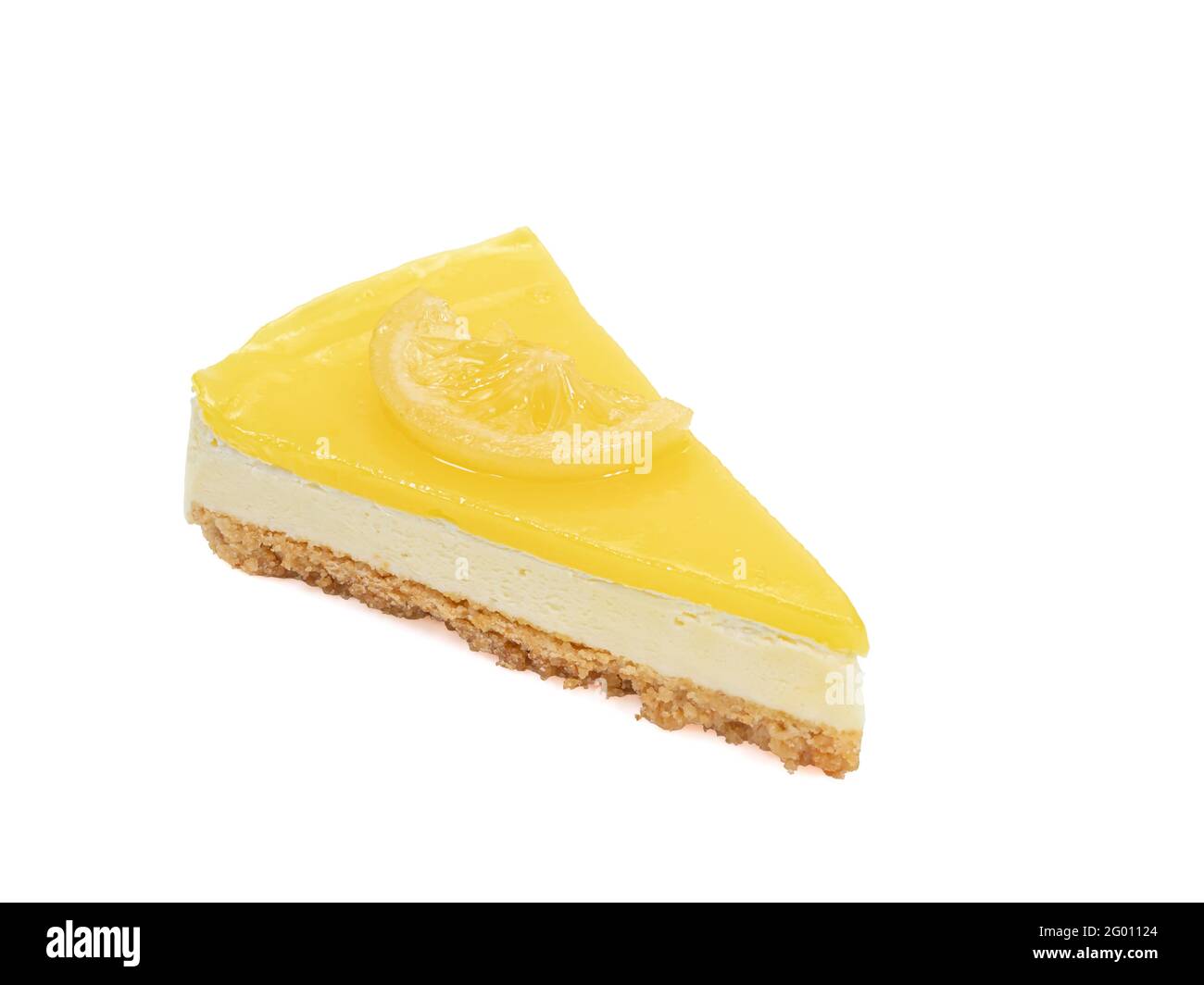 Zitronenkäsekuchen, eine Nahaufnahme der hausgemachten, in Scheiben geschnittenen Käsekuchen-Bäckerei, isoliert auf weißem Hintergrund. Stockfoto
