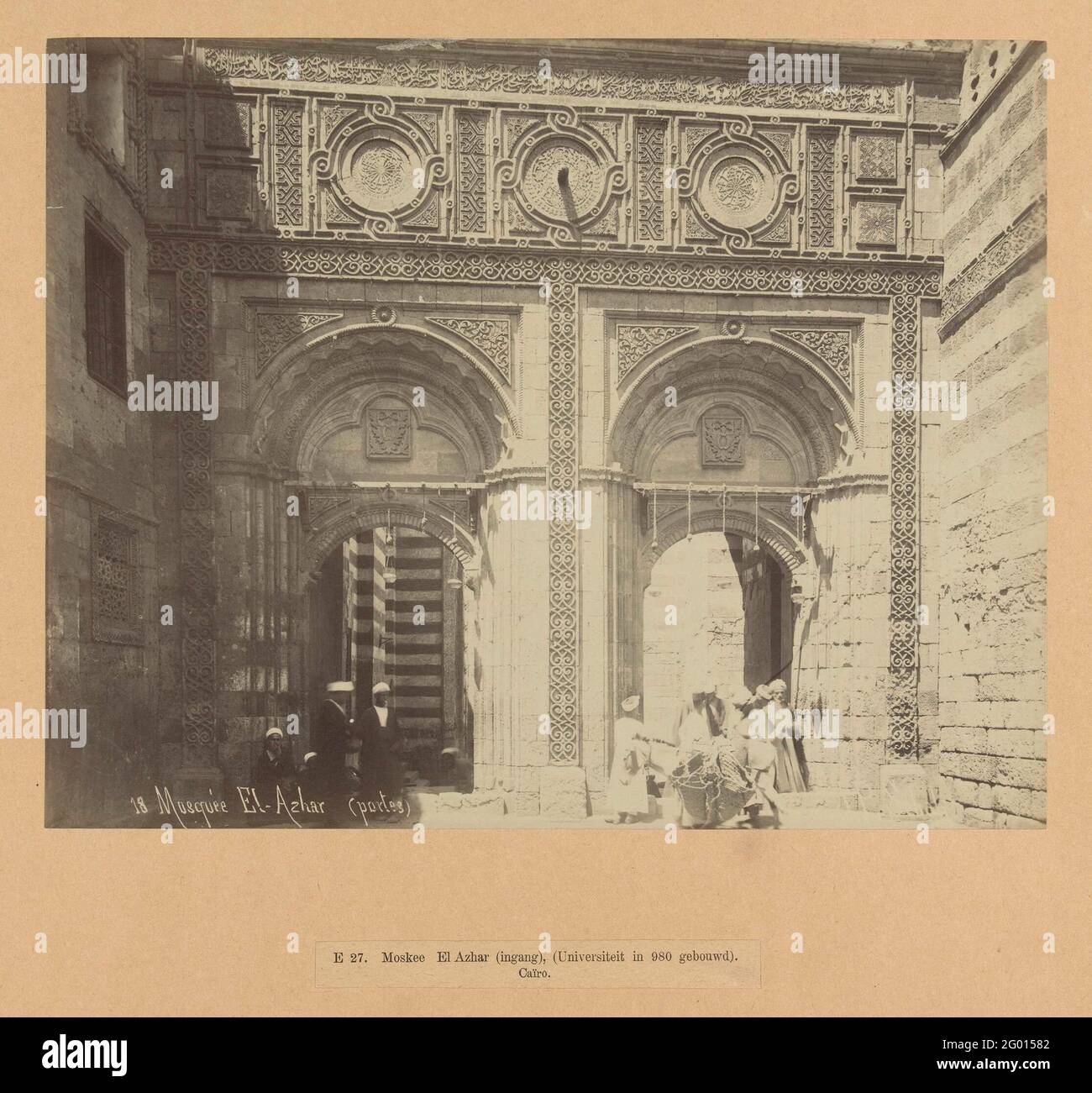 Der Eingang zur El Azhar Moschee; E 27. Moschee El Azhar (Eingang), (Universität erbaut 980). Kairo.; Ägypten; 18. Mosquee El Azhar (portes). Das Foto ist Teil der Fotoserie aus Ägypten, die Richard Polak gesammelt hat. Stockfoto