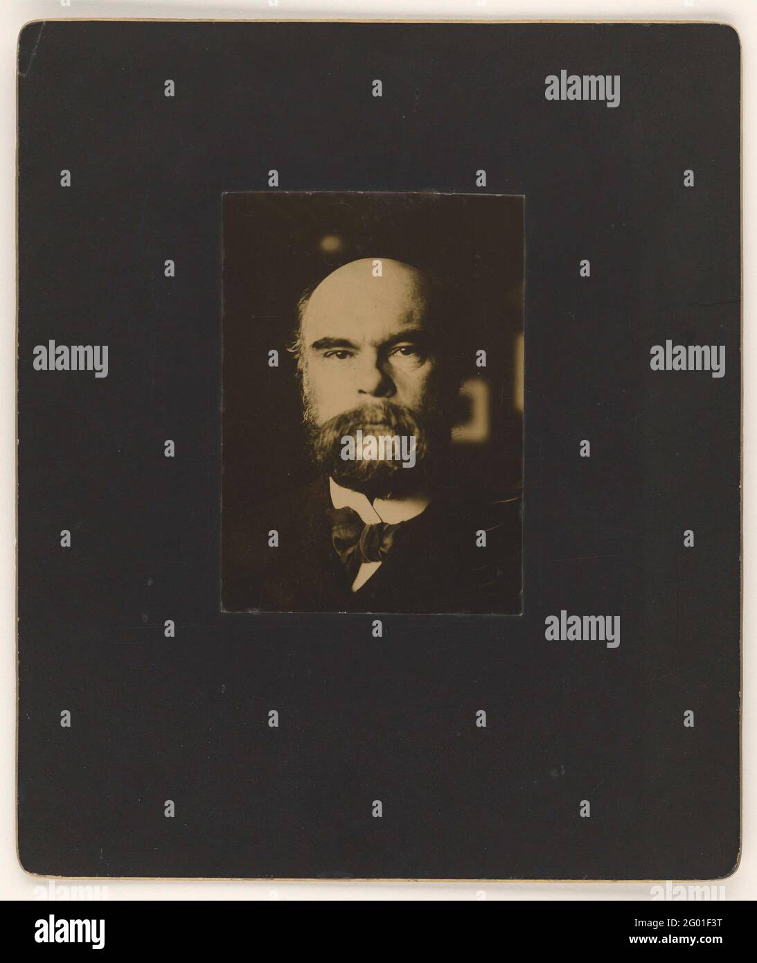 Porträt von Paul Verlaine. Der Kopf des französischen Dichters Paul Verlaine scheint aus der Dunkelheit zu ragen. 1892 besuchte der Dichter Witsens Atelier und ließ sich porträtieren. In den Niederlanden traf er Schriftsteller und Maler wie Jan Toorop und Isaac Israelels. In Amsterdam sah er den Dam-Platz und den ‘schwarzen, schwerelos’ Stadtpalast. Auf der belebten Kalverstraat (‘rue des veaux’) fand er ‘wonderful’ Hoops mit ‘chaotischen’ Fensterdisplays, ein ziemlicher Kontrast zu Paris. Stockfoto