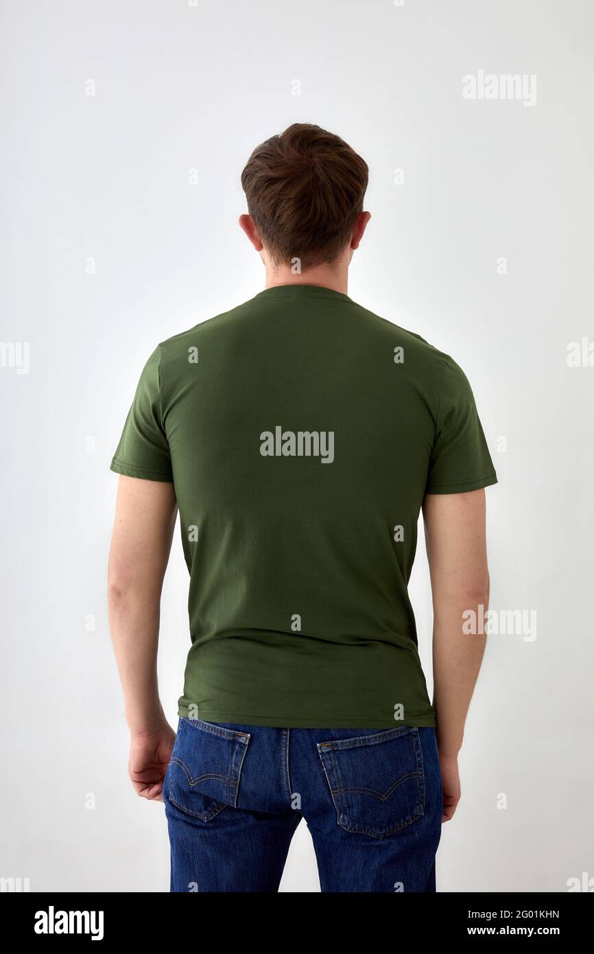 Rückansicht Unkennbarer Mann trägt Jeans und lässiges T-Shirt Stehen auf weißem Hintergrund im Studio Stockfoto