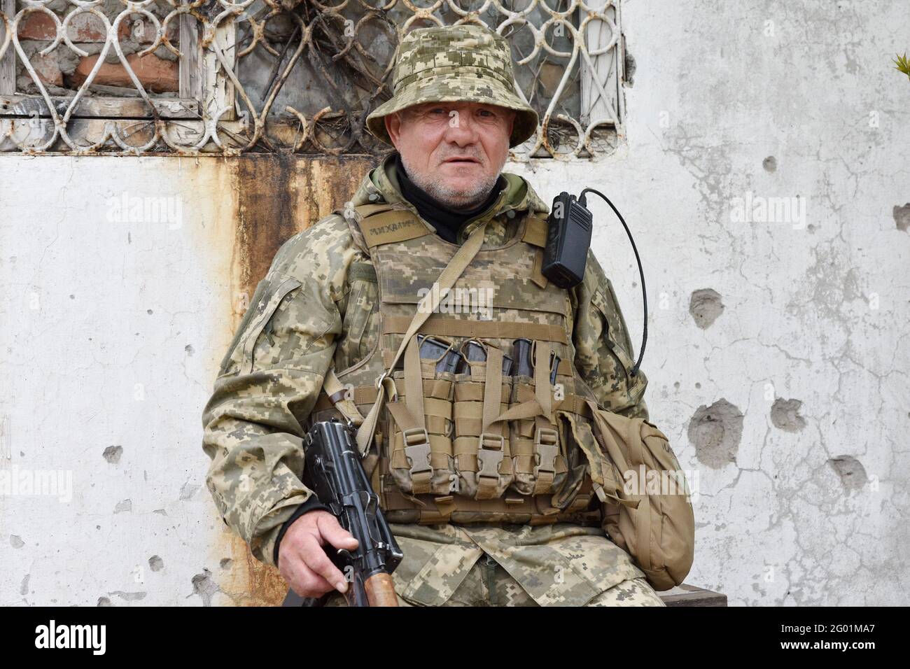 Luhanskoe, Ukraine. Mai 2021. Ein Soldat der ukrainischen Armee an einem Kontrollpunkt in der Nähe des Dorfes Luhanskoje gesehen. Der Militärkonflikt in der Ukraine ist seit dem siebten Jahr im Gange. Während dieser Zeit haben sich die meisten Einheimischen an die täglichen Berichte von der Front gewöhnt, die von Nachrichtenkanälen ausgestrahlt werden. Die Menschen reagieren nicht mehr so scharf auf das Filmmaterial mit den Ergebnissen des Beschuss, wie es in den Jahren 2014-2015 war. Eine Person kann sich an viele Dinge gewöhnen, sogar an das Leben direkt im andauernden militärischen Konflikt. Kredit: SOPA Images Limited/Alamy Live Nachrichten Stockfoto Luhanskoe, Ukraine. Mai 2021. Ein Soldat der ukrainischen Armee an einem Kontrollpunkt in der Nähe des Dorfes Luhanskoje gesehen. Der Militärkonflikt in der Ukraine ist seit dem siebten Jahr im Gange. Während dieser Zeit haben sich die meisten Einheimischen an die täglichen Berichte von der Front gewöhnt, die von Nachrichtenkanälen ausgestrahlt werden. Die Menschen reagieren nicht mehr so scharf auf das Filmmaterial mit den Ergebnissen des Beschuss, wie es in den Jahren 2014-2015 war. Eine Person kann sich an viele Dinge gewöhnen, sogar an das Leben direkt im andauernden militärischen Konflikt. Kredit: SOPA Images Limited/Alamy Live Nachrichten Stockfoto