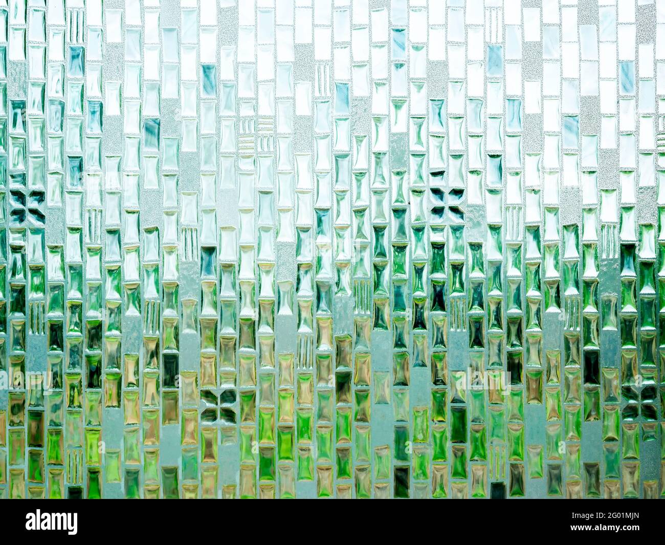 Nahaufnahme abstrakt nahtlose Muster Textur der transluzenten Badezimmer Glasfenster mit dem Licht und abstrakten natürlichen Grün von außen. Stockfoto