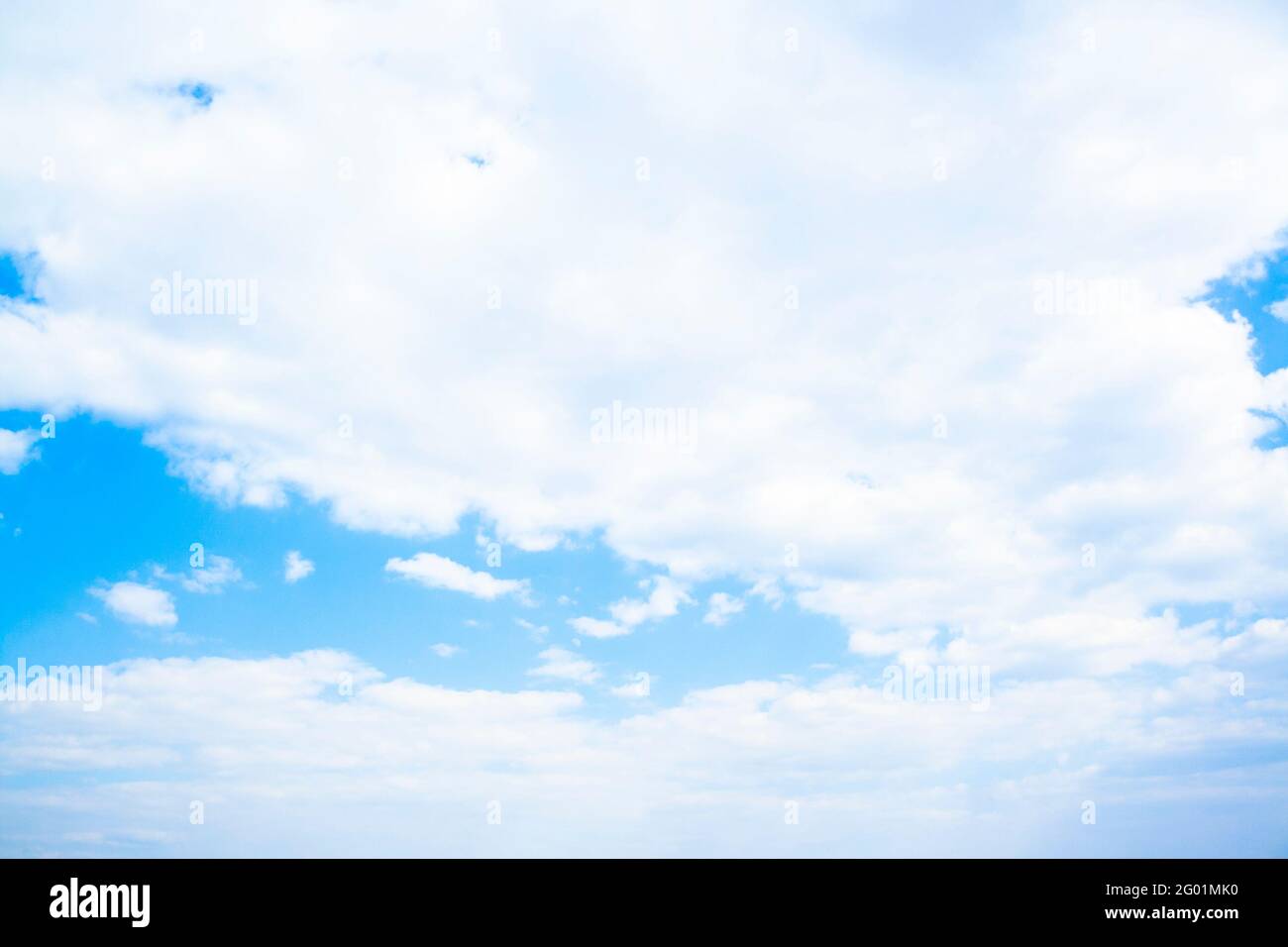 Riesige Wolken im blauen Himmel leuchtet durch die Sonne, nicht windig Stockfoto