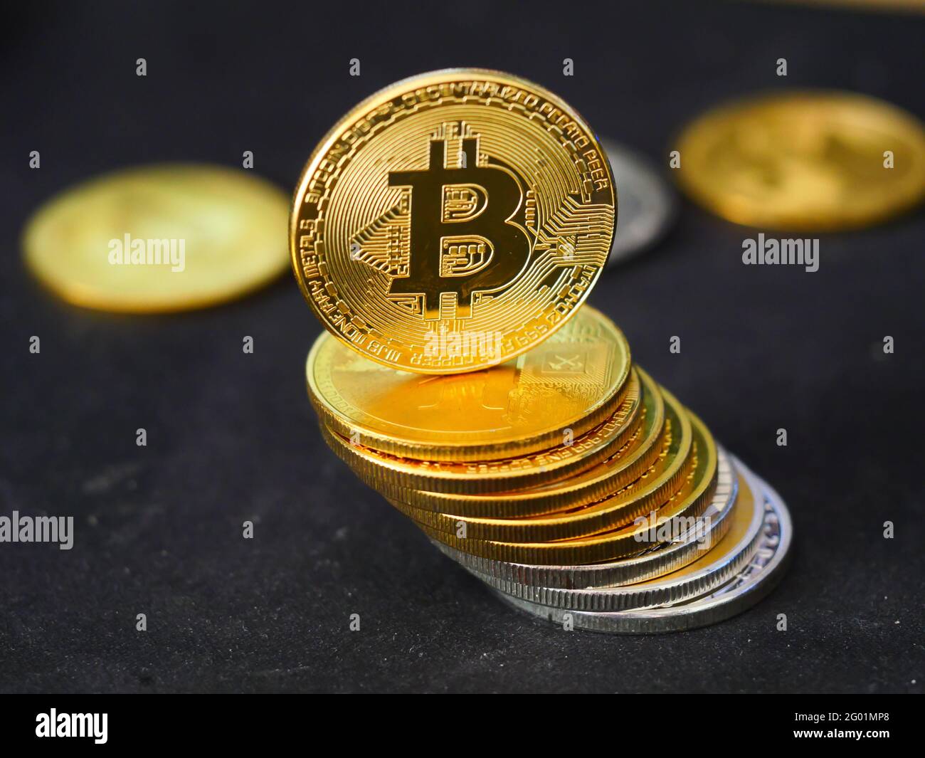 Stapel von Goldbitcoins auf einer schwarzen Oberfläche Stockfoto