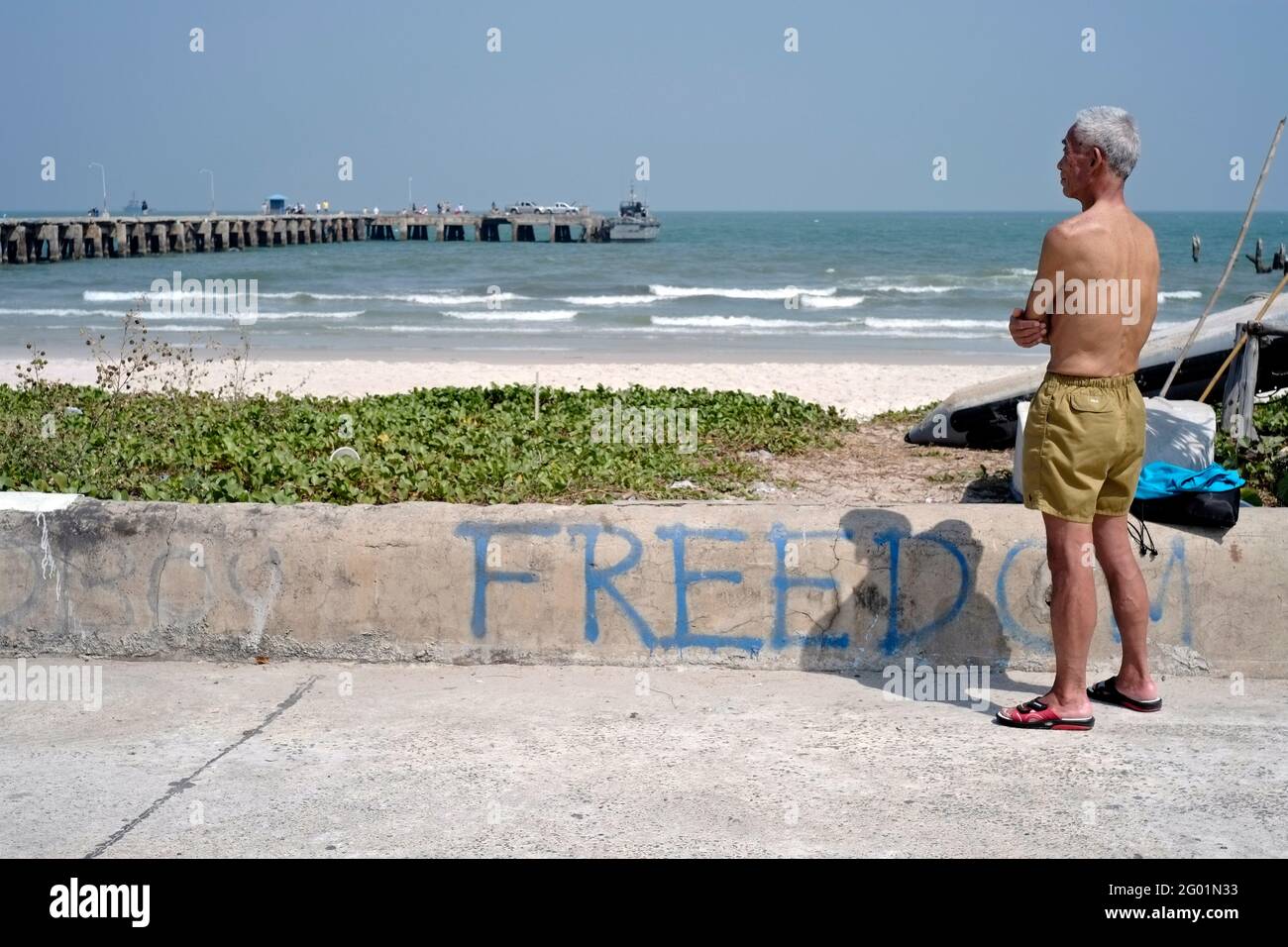 Freiheitskonzept des Rufs des Meeres für eine Mann, der über das Meer blickt Stockfoto