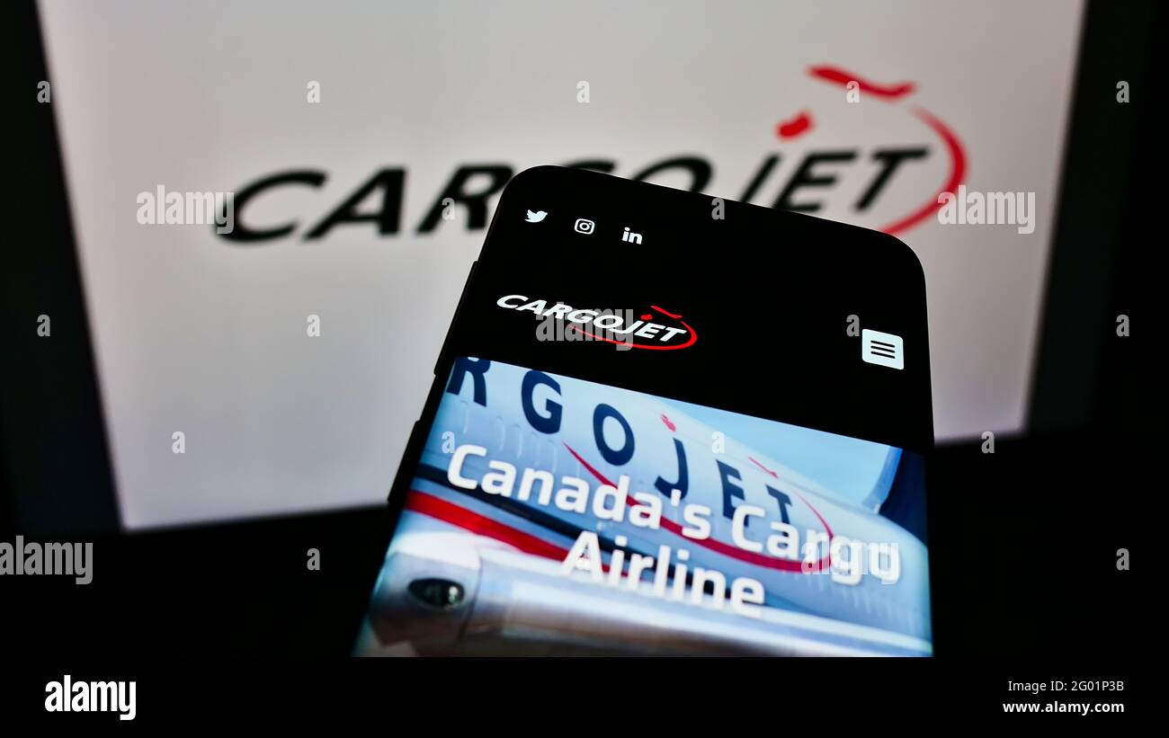 Mobiltelefon mit Webseite der kanadischen Frachtfluggesellschaft Cargojet Inc. Auf dem Bildschirm vor dem Firmenlogo. Konzentrieren Sie sich auf die obere linke Seite des Telefondisplays. Stockfoto