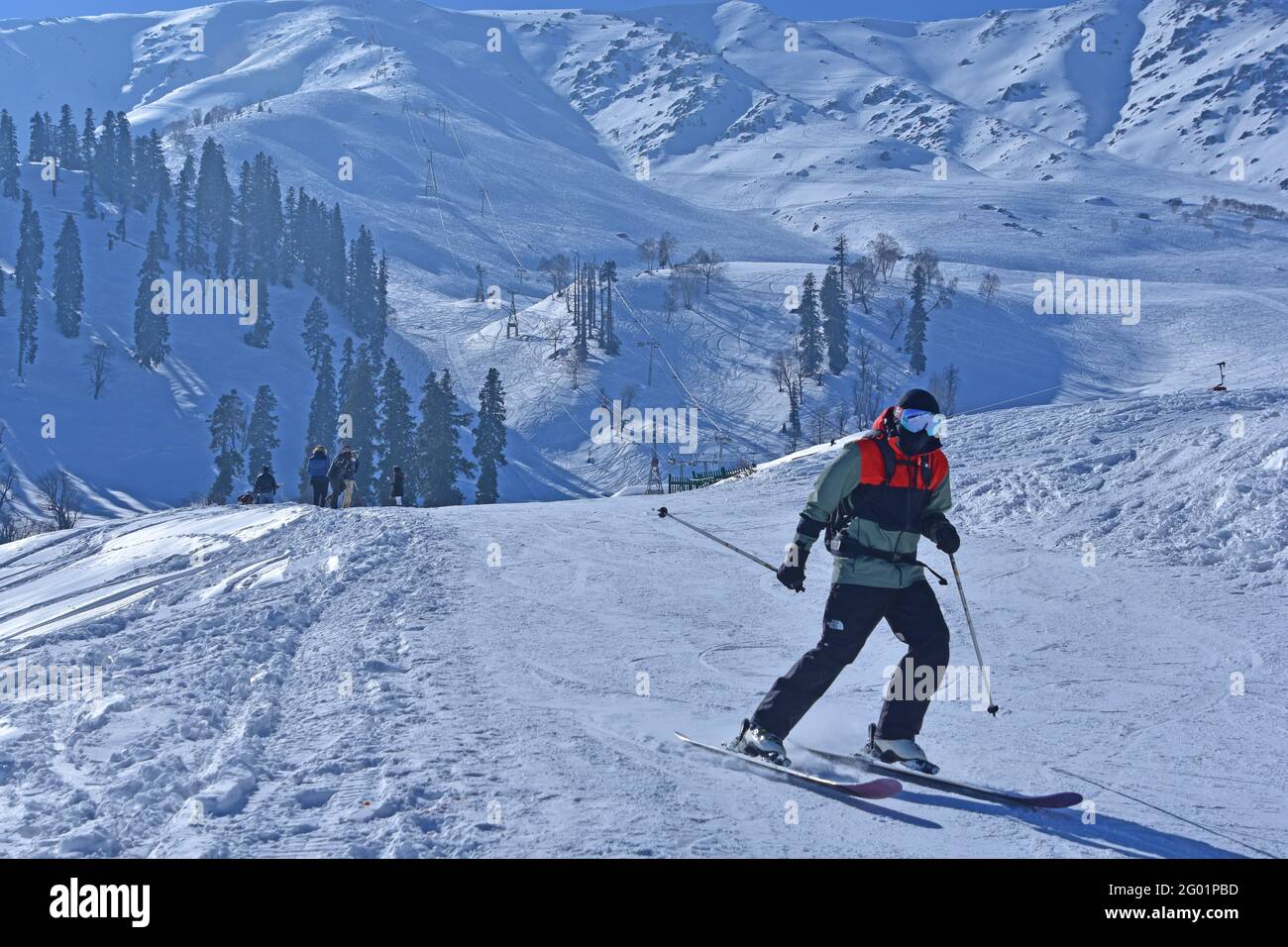 Skifahren auf den Pisten von Gulmarg im Januar 2021. Nachmittagsaufnahme Stockfoto