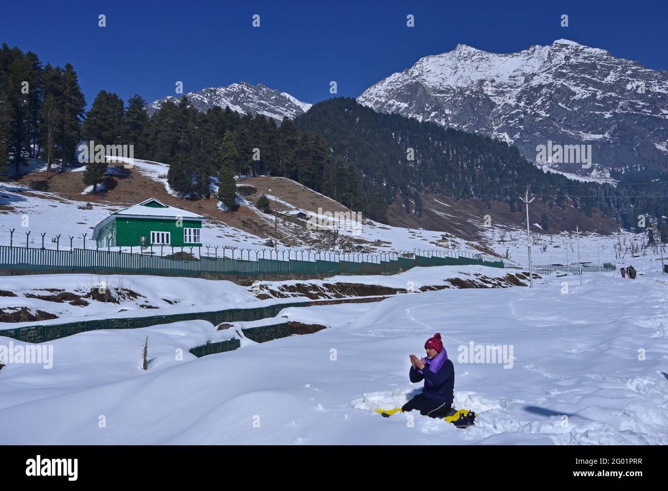 Muslimischer Mann, der den Nachmittag Namaz während der harten Winterzeit von Chilla Kalan in Kaschmir anbietet. Aufnahme in Aru in der Nähe von Pahalgam, Kaschmir Stockfoto