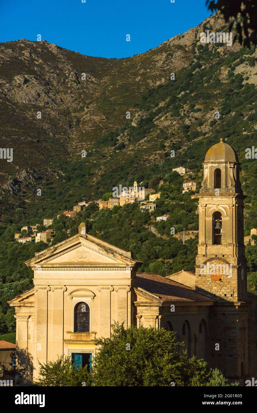 FRANKREICH. KORSIKA. HAUTE-CORSE (2B) REGION BALAGNE. FELICETO-KIRCHE (DORF NESSA IM HINTERGRUND) Stockfoto
