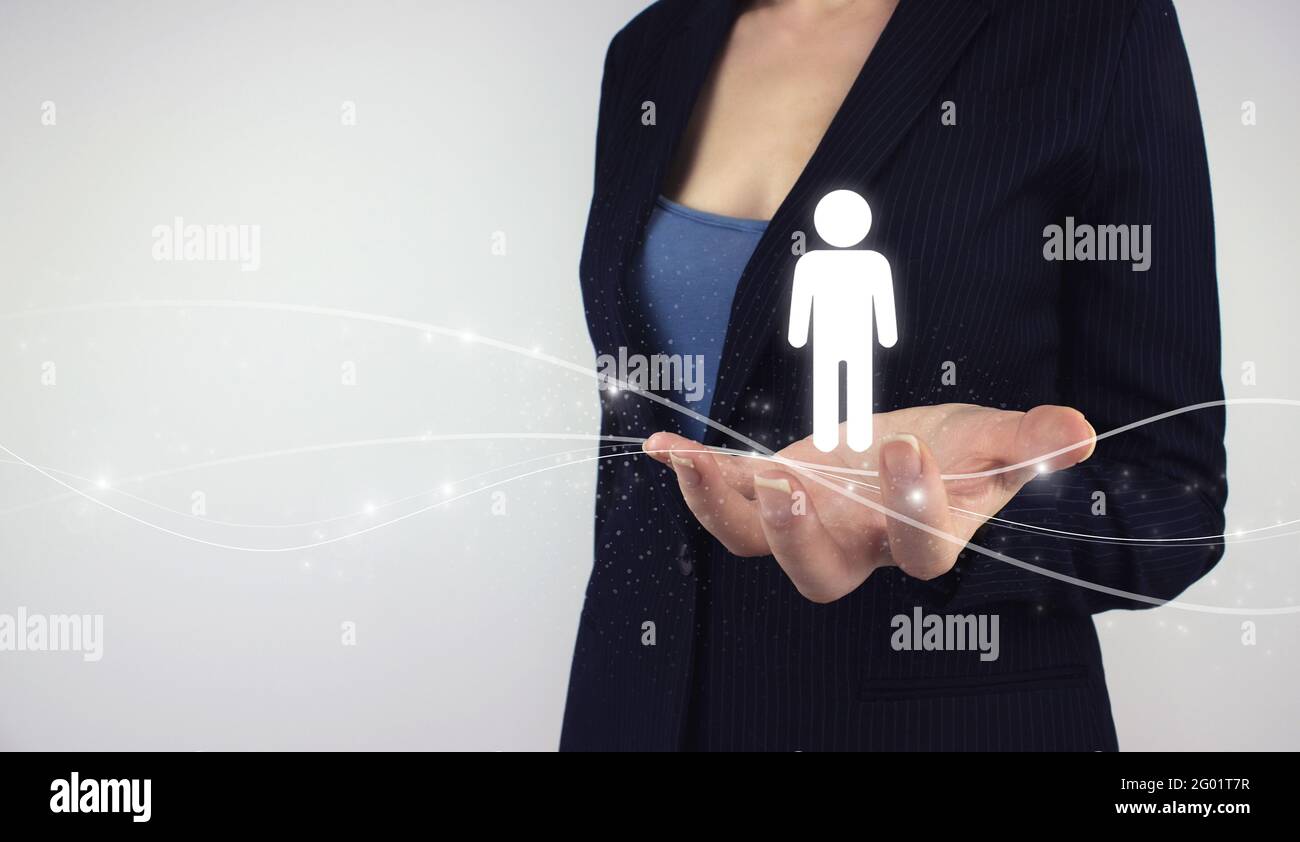 Personalwesen Personalbeschaffung Beschäftigungskonzept. Hand halten digitales Hologramm Mensch auf grauem Hintergrund. Rekrutierung Beschäftigung Headhunting Konzept Stockfoto