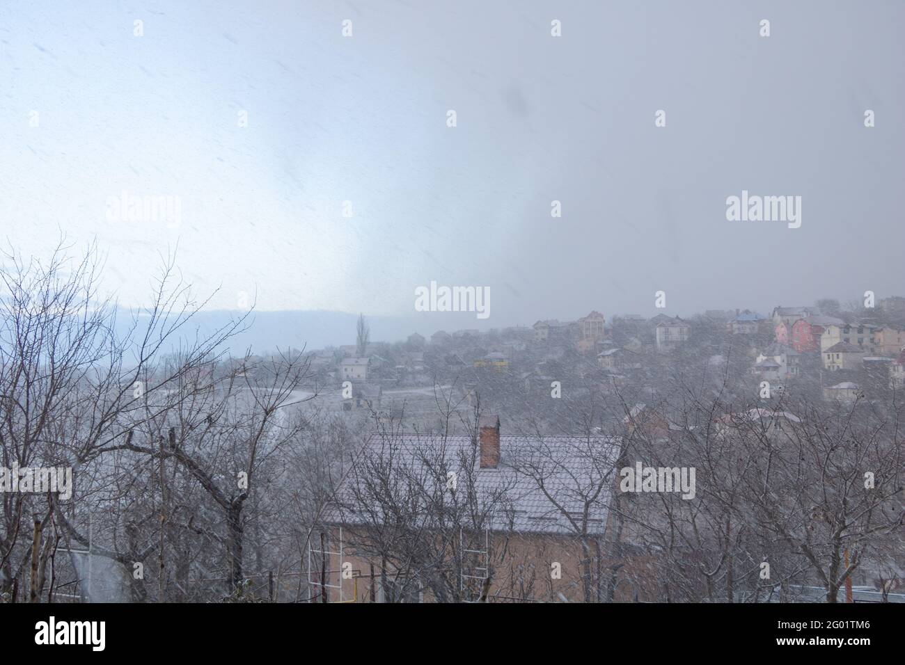 Telekommunikationsturm am wolkigen Himmel. Kommunikationstechnologie Stockfoto