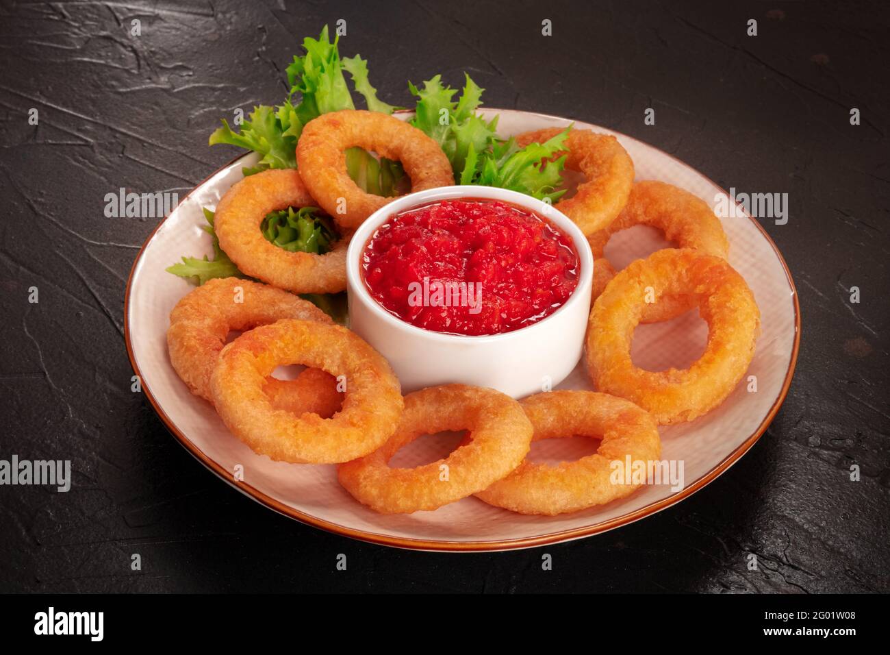 Calamari Ringe Frittierte Tintenfischringe Mit Salatblattern Und Ketchup Auf Schwarzem Hintergrund Stockfotografie Alamy