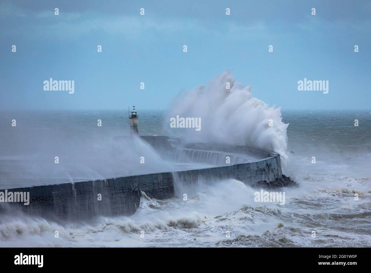 Stürmische Wellen und stürmische Gewässer am Leuchtturm Newhaven East Sussex, Südostengland Stockfoto