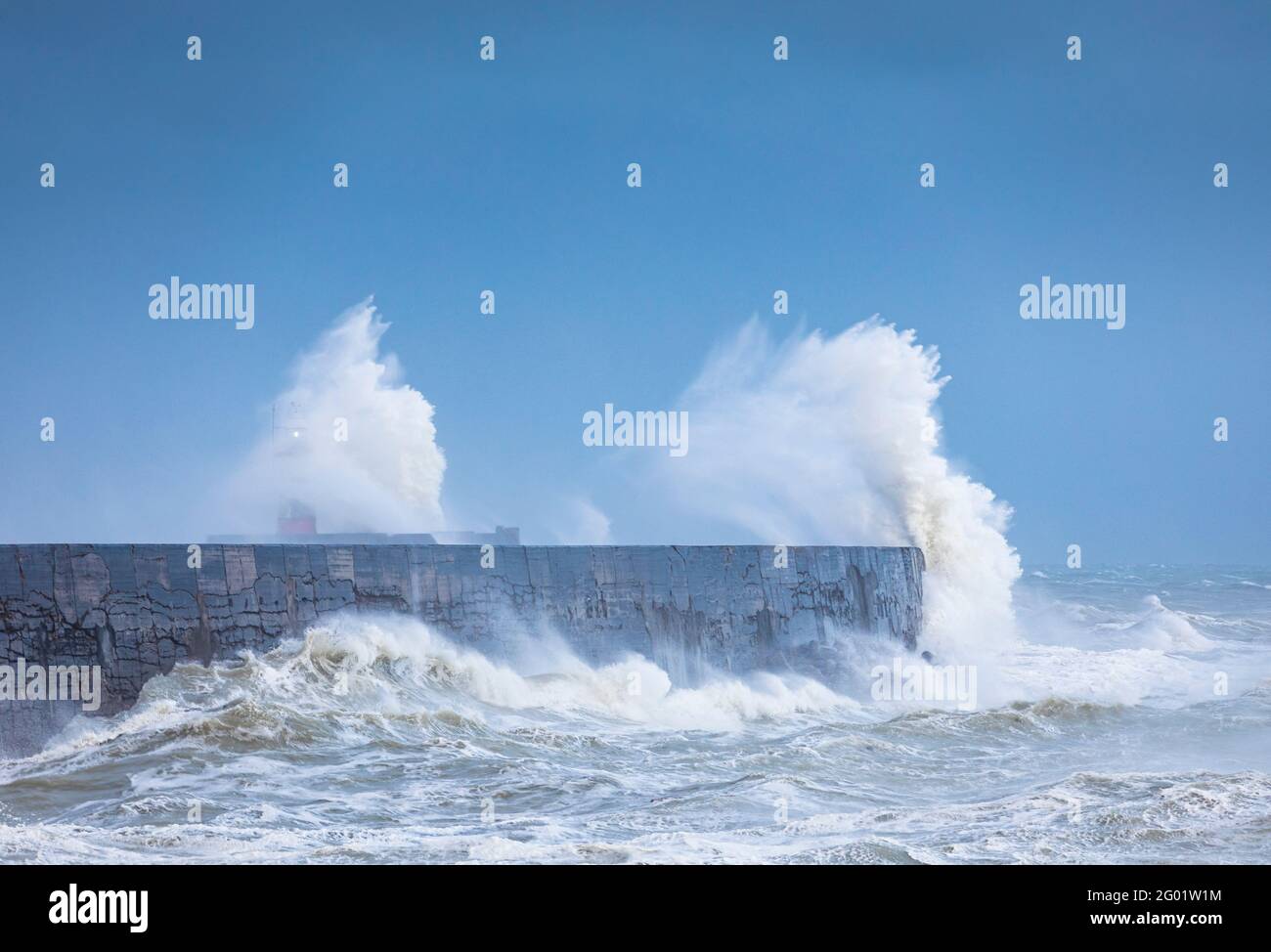Stürmische Wellen und stürmische Gewässer am Leuchtturm Newhaven East Sussex, Südostengland Stockfoto