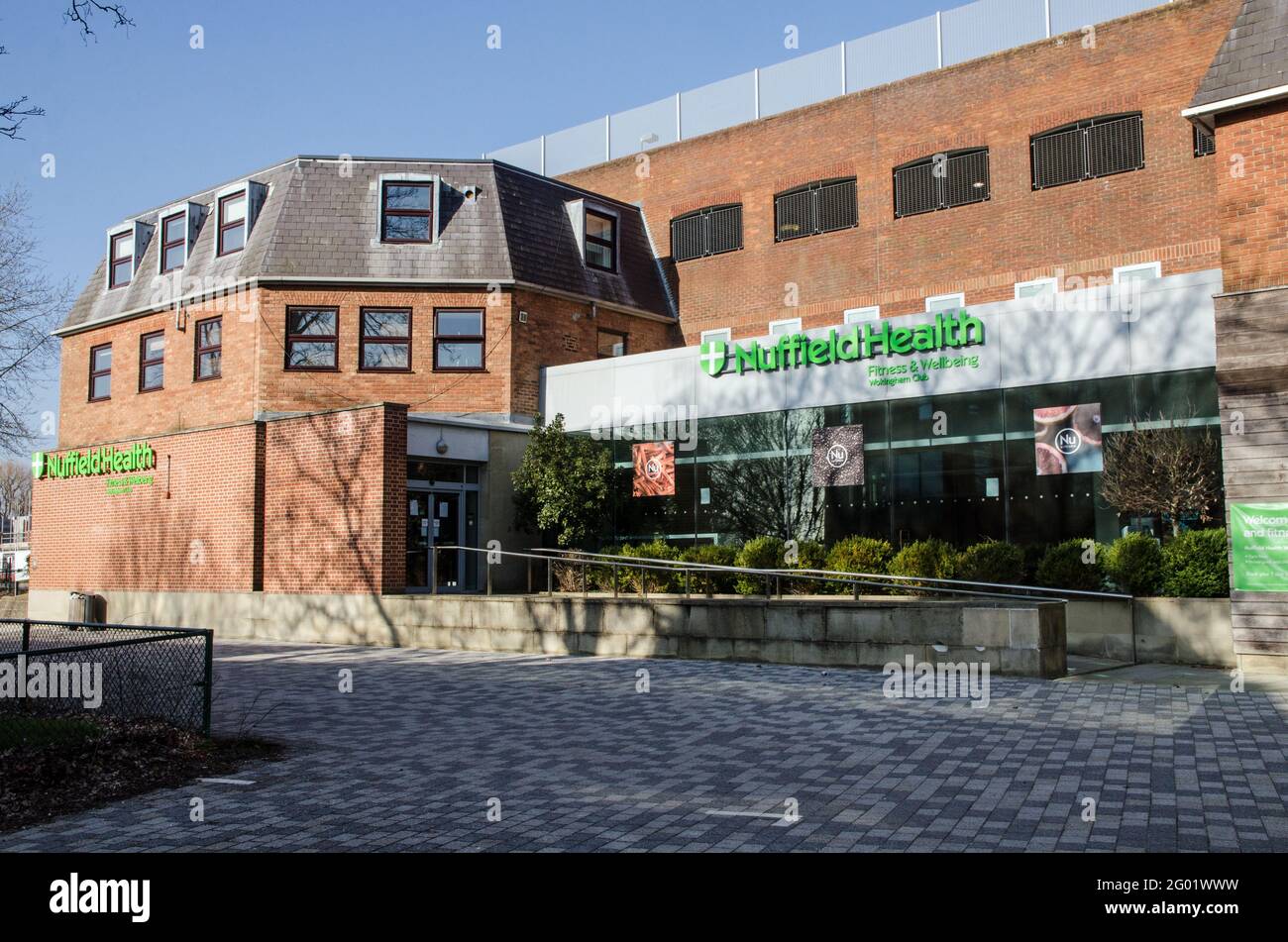 Wokingham, Großbritannien - 28. Februar 2021: Eintritt in das Nuffield Health Gym und Fitness Center mitten in Wokingham in der Grafschaft von Bokshire an einem sonnigen Frühlingsanfang Stockfoto