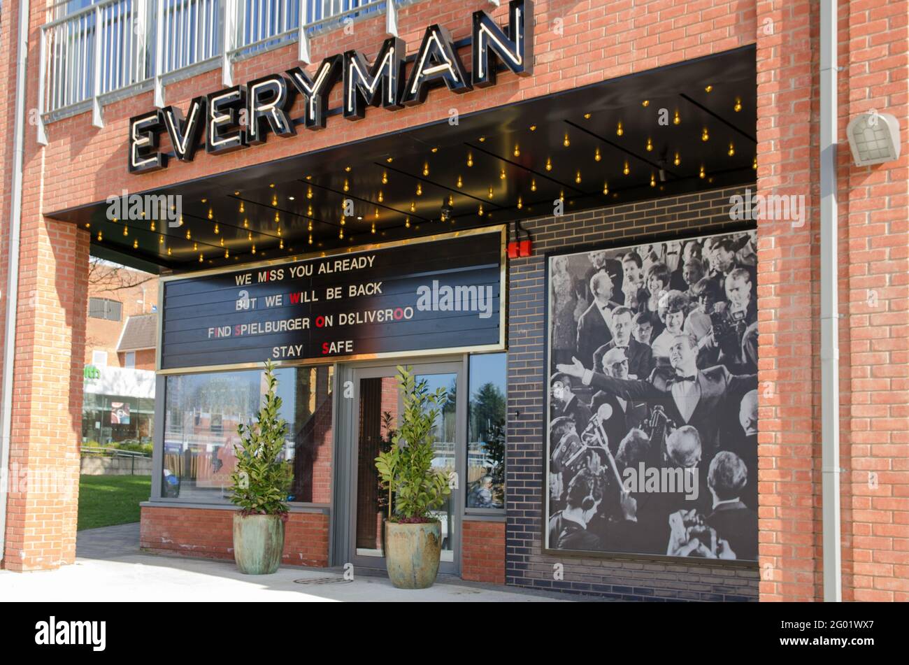 Wokingham, Großbritannien - 28. Februar 2021: Außenansicht des Everyman Cinema in Wokingham, in der Grafschaft von Bokshire. Während der Coronavirus-Sperre wurden die Kinos geschlossen. Stockfoto