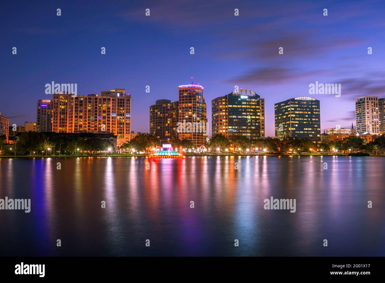Farbenfroher Sonnenuntergang über dem Lake Eola und der Skyline der Stadt in Orlando, Florida Stockfoto