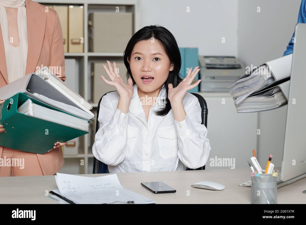 Porträt einer jungen Geschäftsfrau, die beim Überforderung von Stress schreit Mit einer Menge Arbeit Stockfoto
