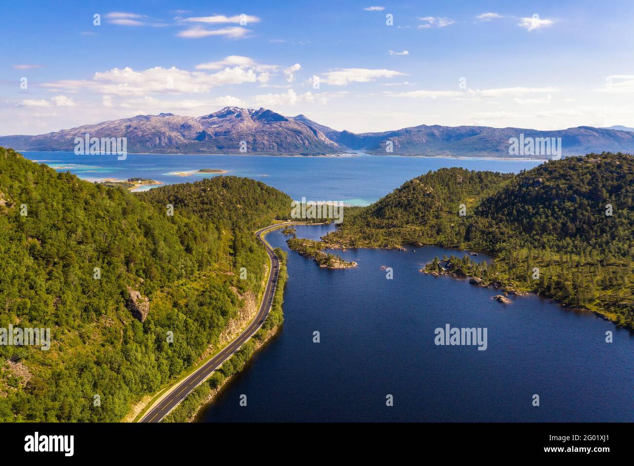 Luftaufnahme einer Straße durch die Lofoten-Inseln in Norwegen Stockfoto