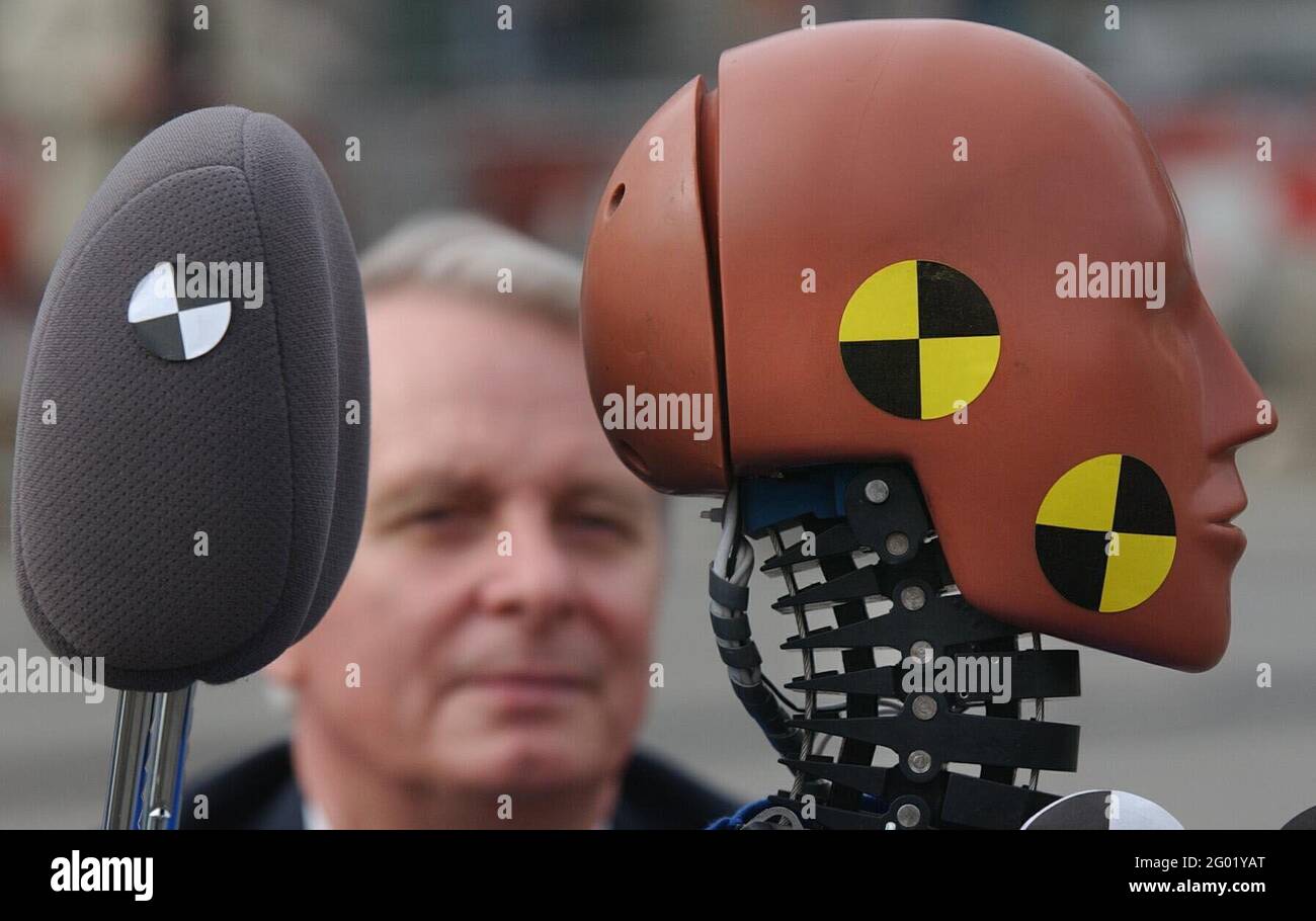 Aktenfoto vom 07/10/02 eines Crashtest-Dummy zur Messung von Schleudertrauma-Verletzungen. Autofahrer in ganz England und Wales werden gemeinsam Einsparungen im Wert von über £1 Milliarden machen, wenn neue Regeln für Schleudertrauma-Ansprüche in Kraft treten. Ausgabedatum: Montag, 31. Mai 2021. Stockfoto