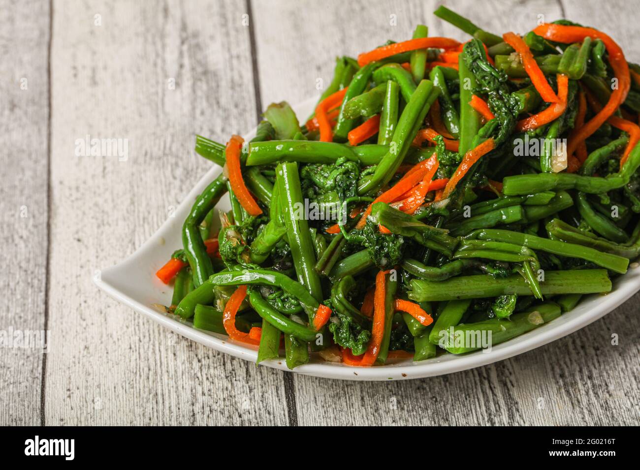 Fiddlehead farn salat -Fotos und -Bildmaterial in hoher Auflsung  Alamy