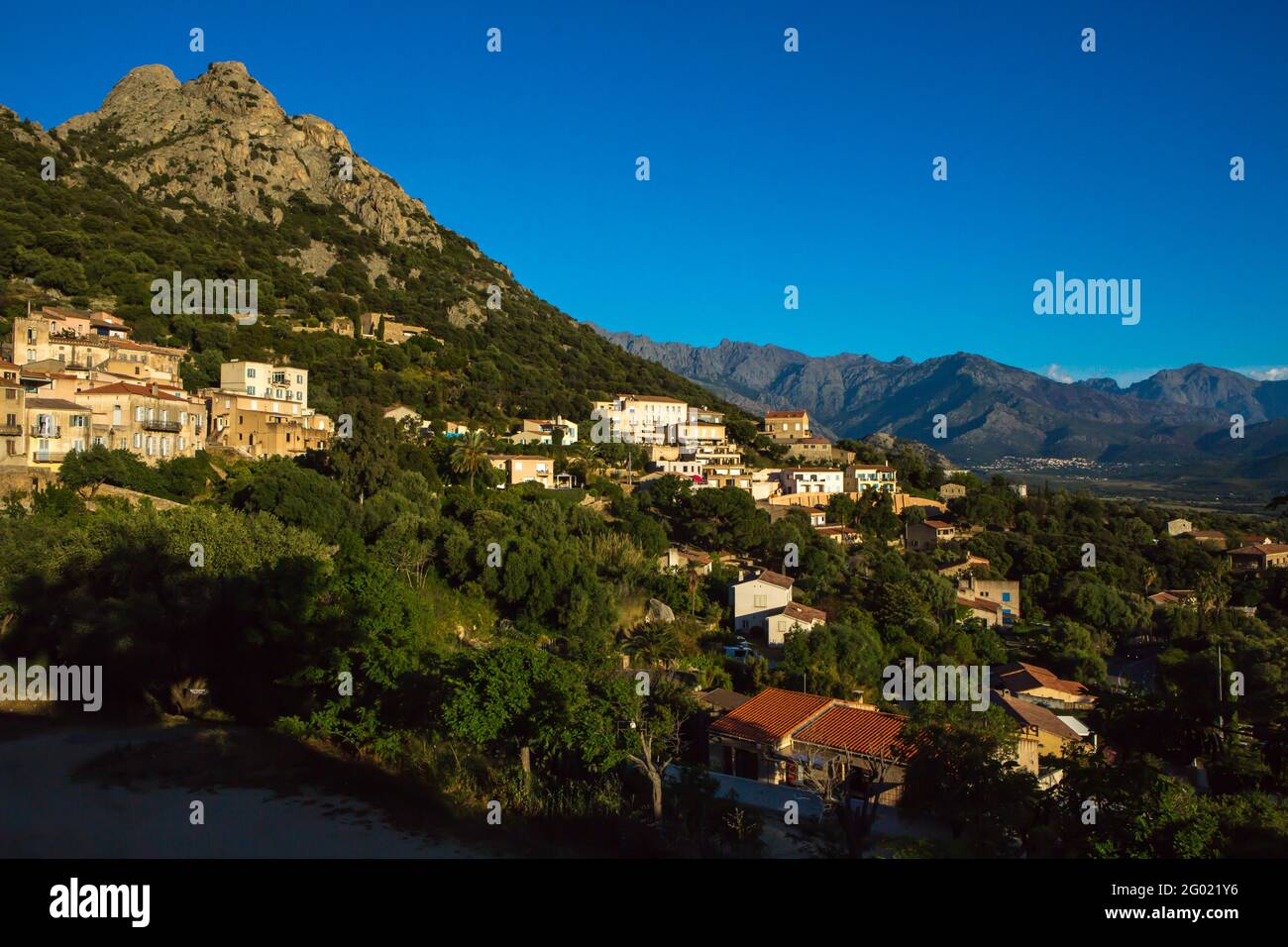 FRANKREICH. HAUTE-CORSE (2B) REGION BALAGNE. LUMIO DORF DOMINIERT VON CAPU BRACAJO (556 M) Stockfoto