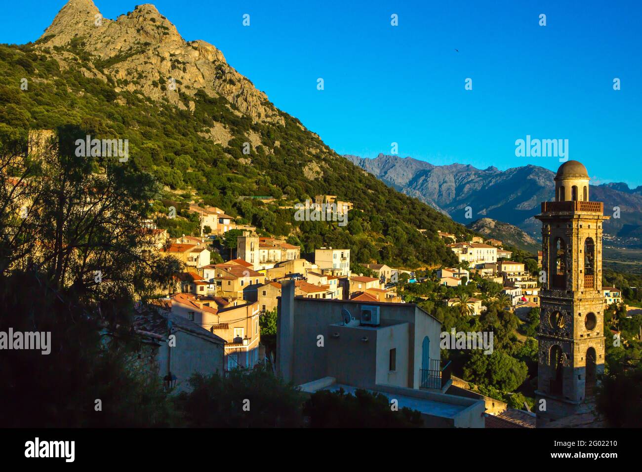 FRANKREICH. HAUTE-CORSE (2B) REGION BALAGNE. LUMIO DORF DOMINIERT VON SANTA MARIA KIRCHE UND CAPU BRACAJO (556 M) Stockfoto