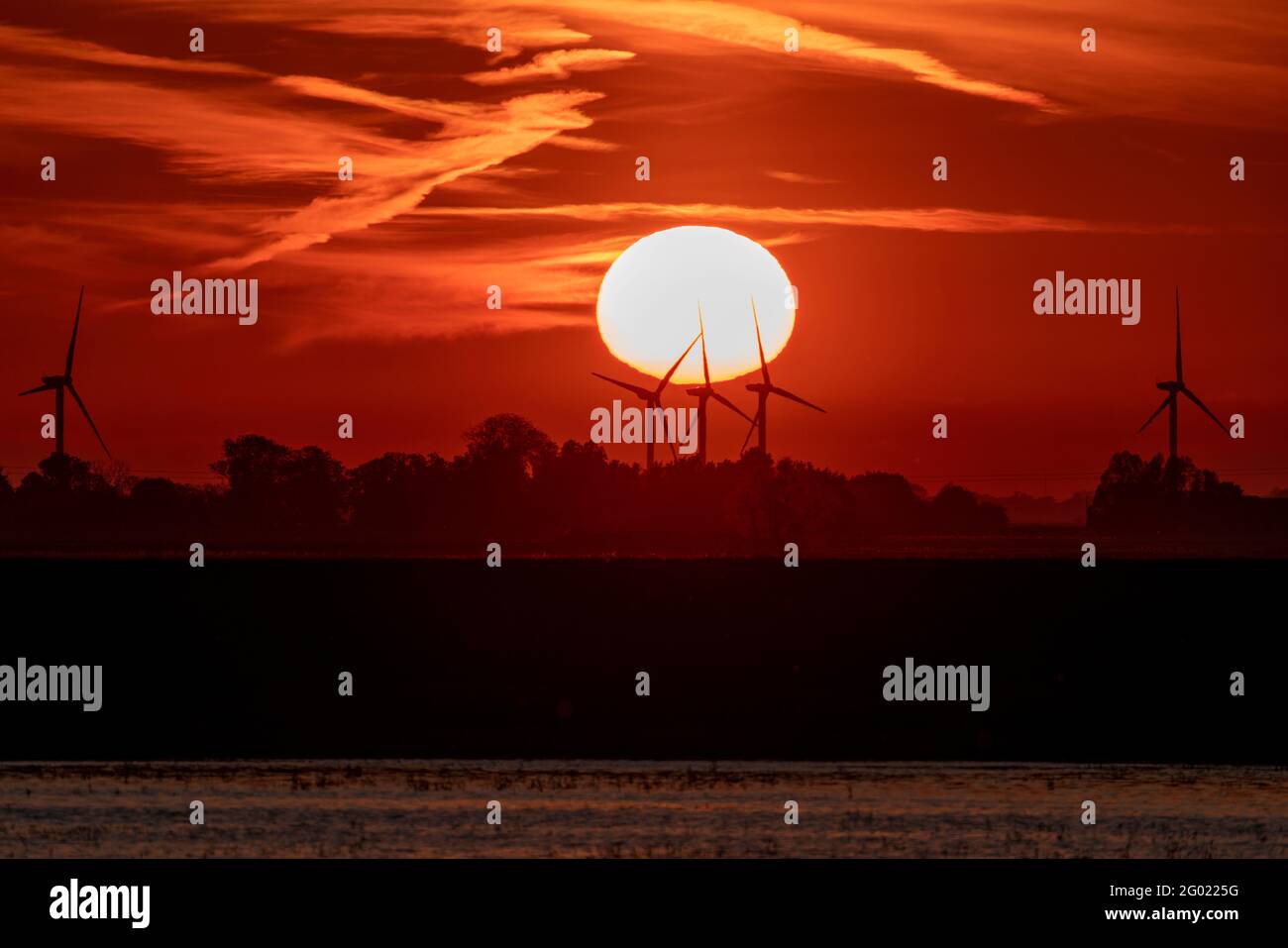 Sonnenuntergang hinter der Tick Fen Windfarm, von den Bedford-Ebenen aus Stockfoto