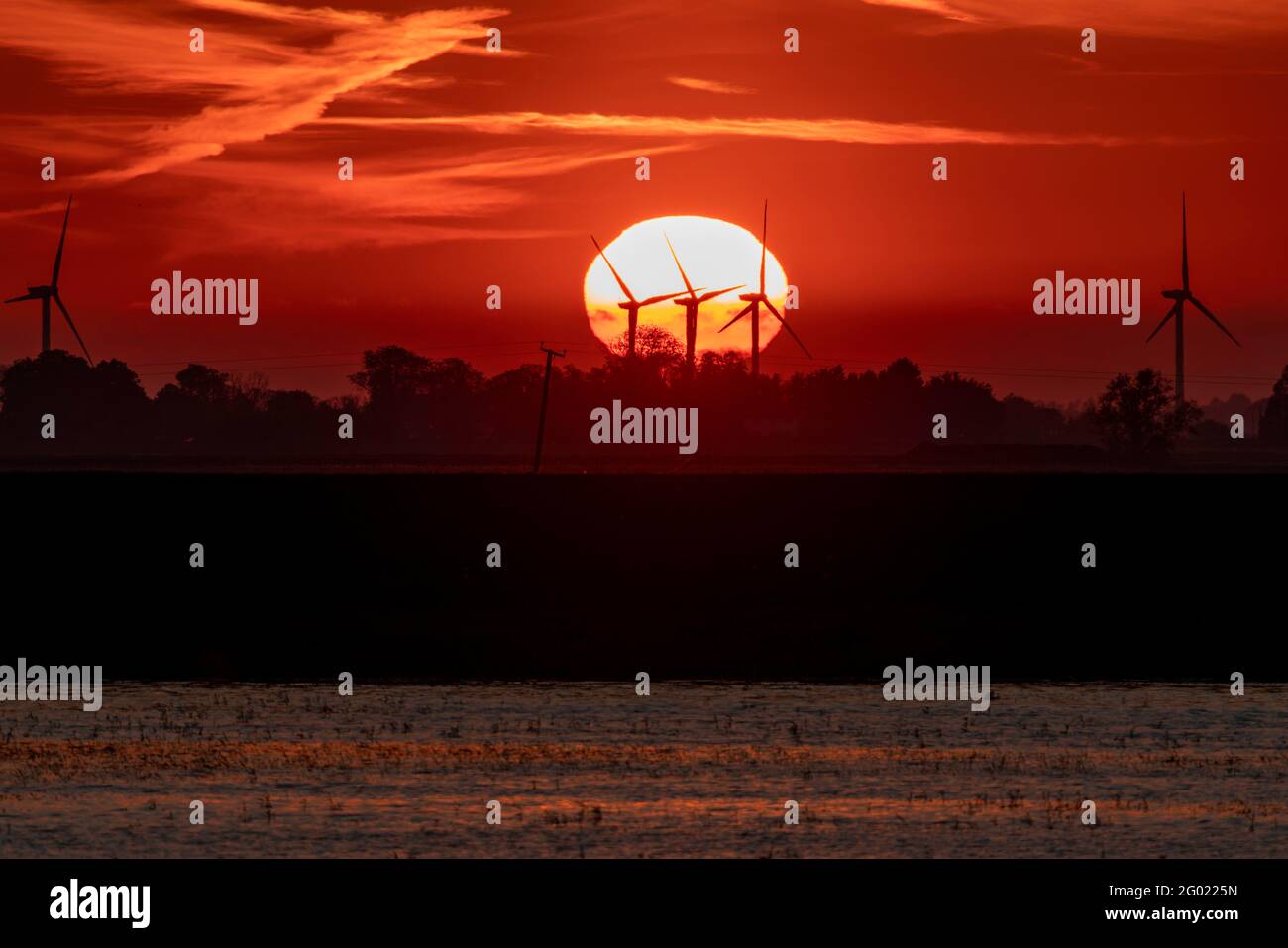 Sonnenuntergang hinter der Tick Fen Windfarm, von den Bedford-Ebenen aus Stockfoto